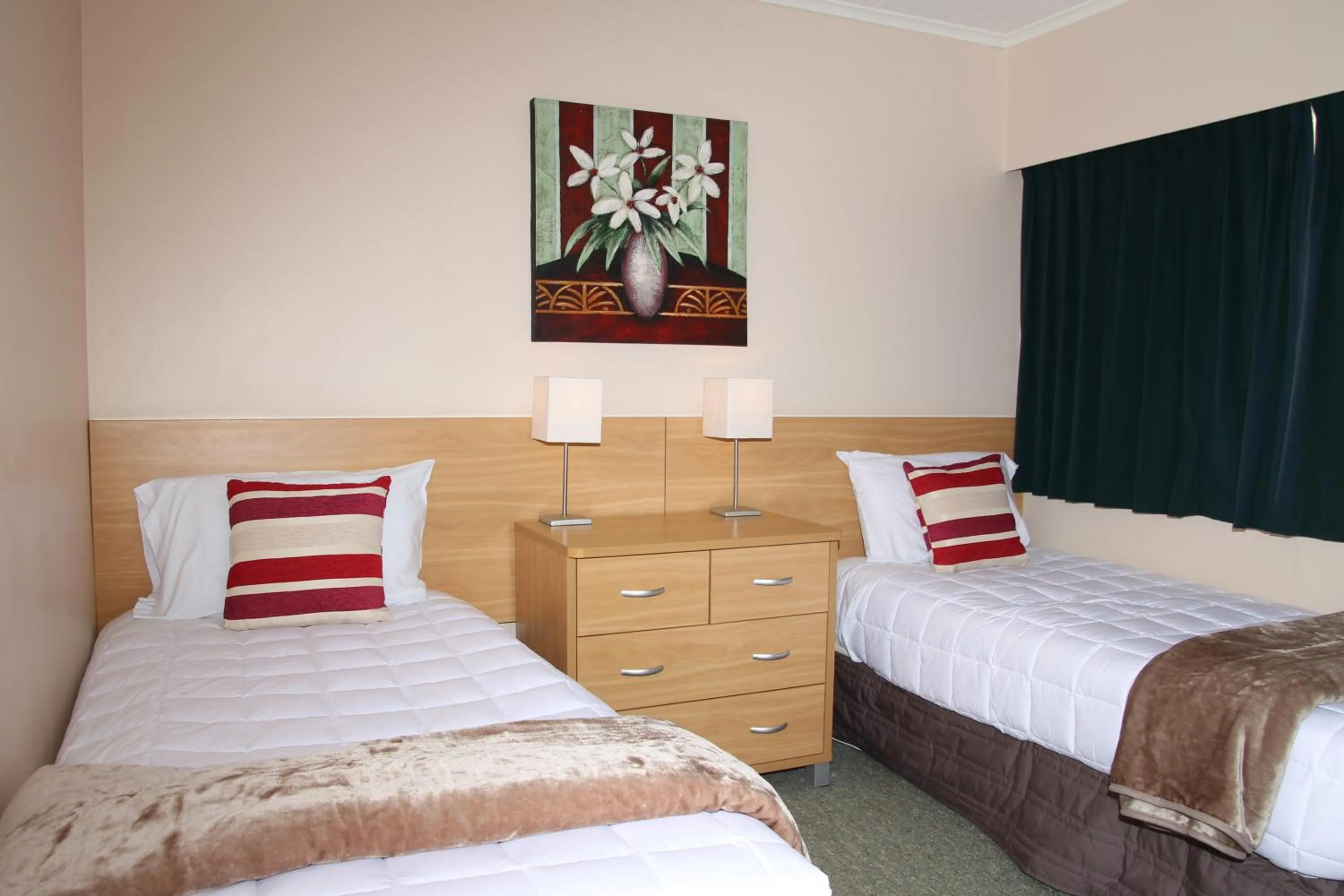 Bed in Cook's Lookout Motel