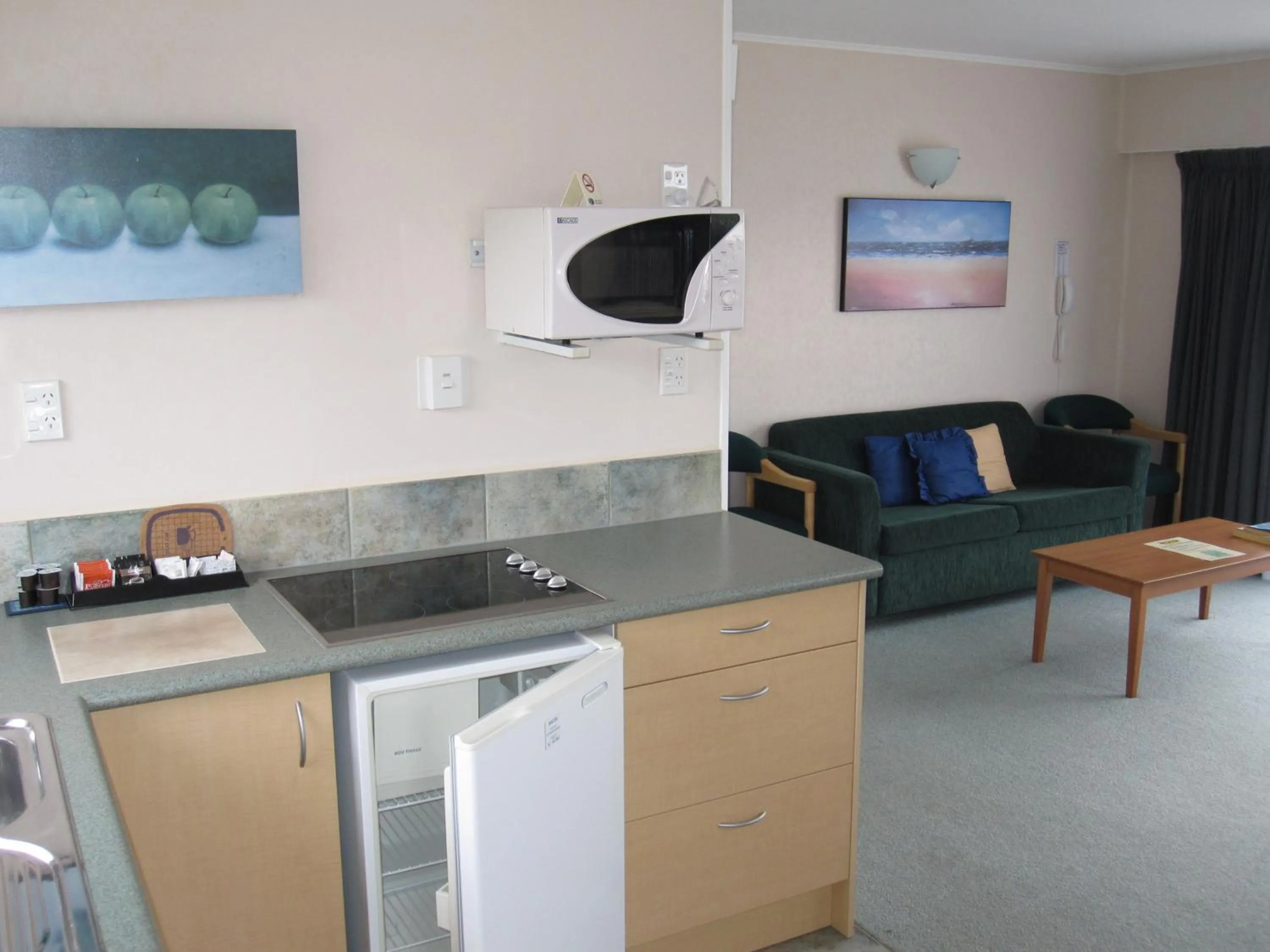 Coffee/tea facilities in Cook's Lookout Motel