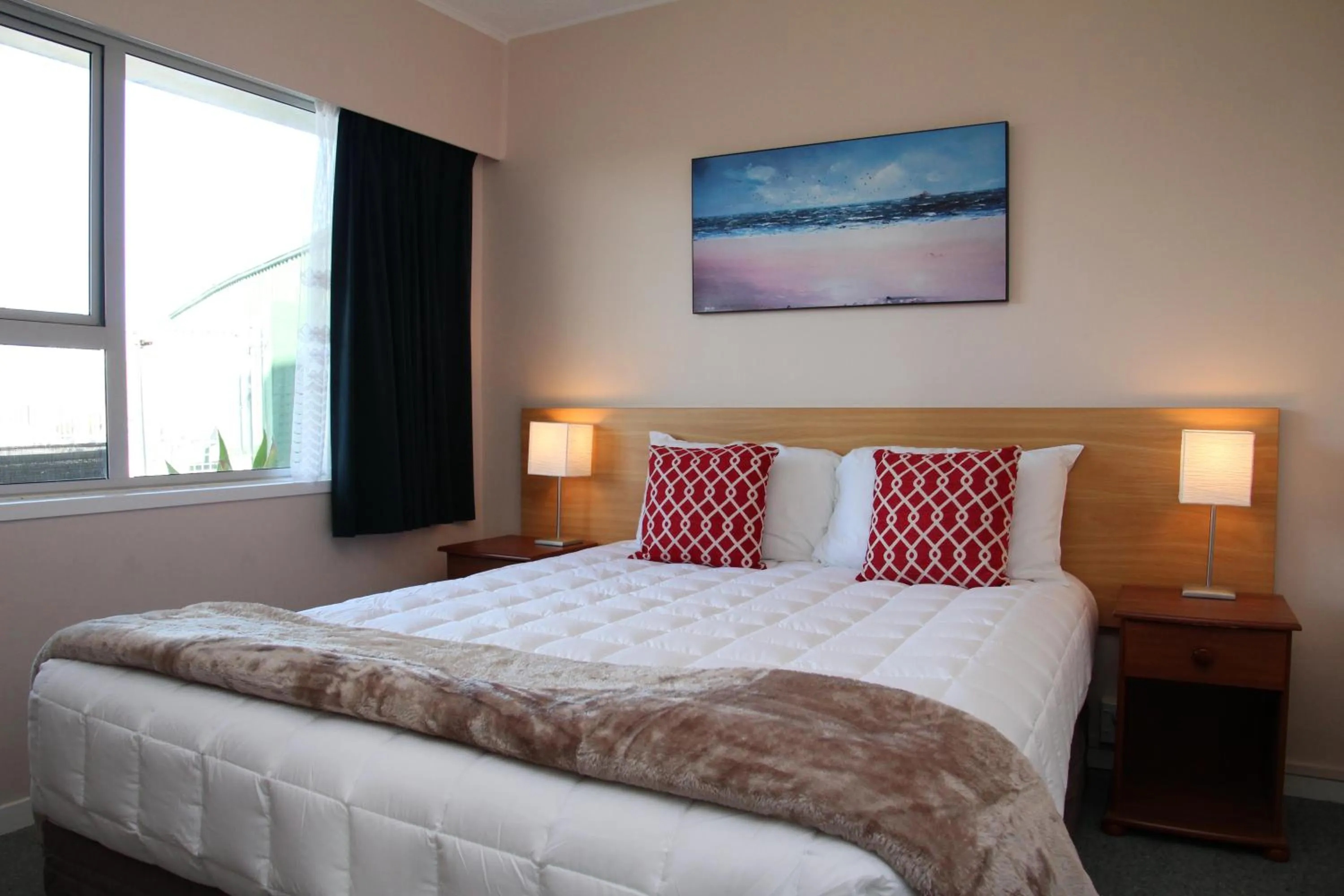 Bed in Cook's Lookout Motel