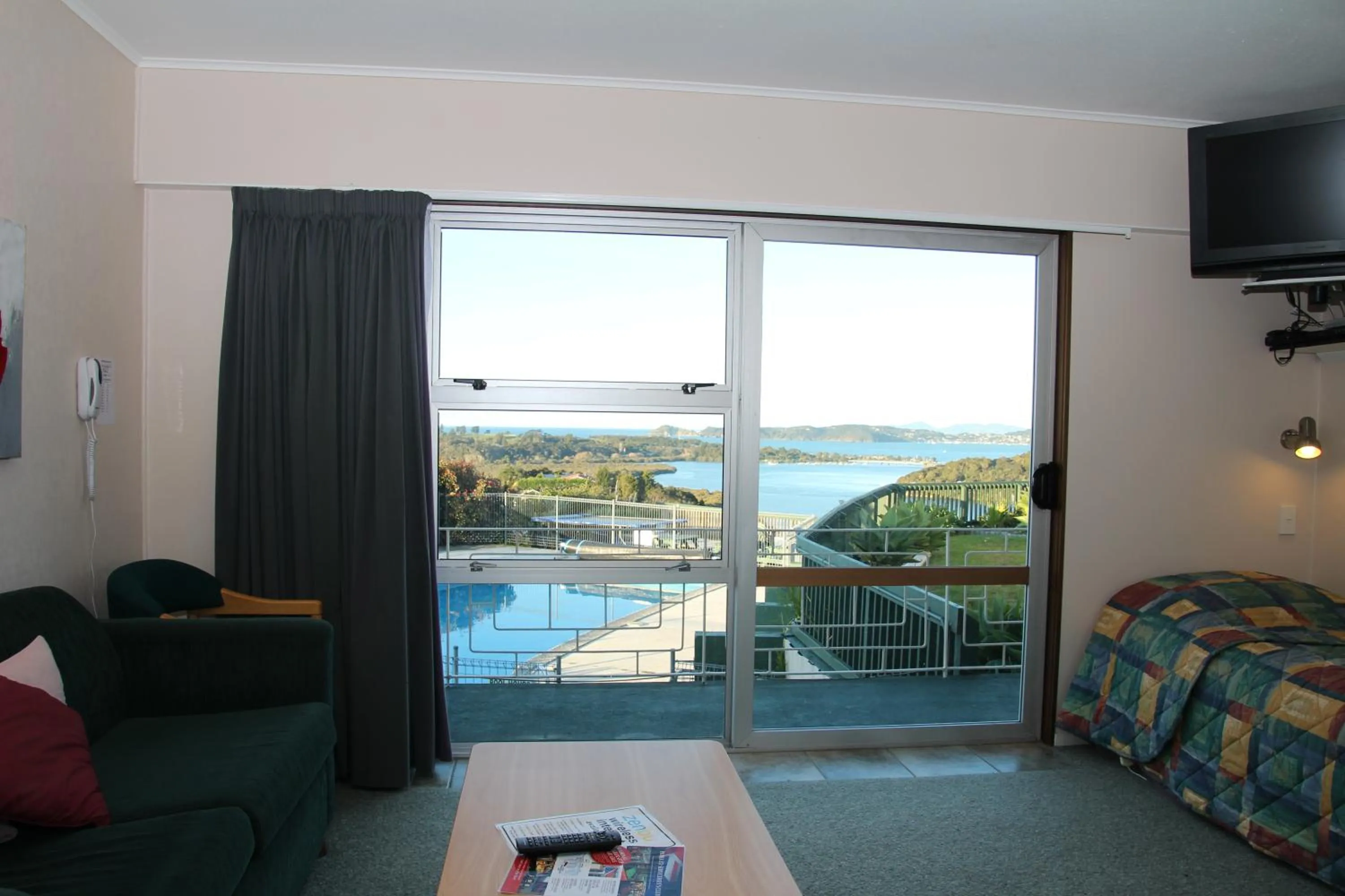 TV and multimedia in Cook's Lookout Motel