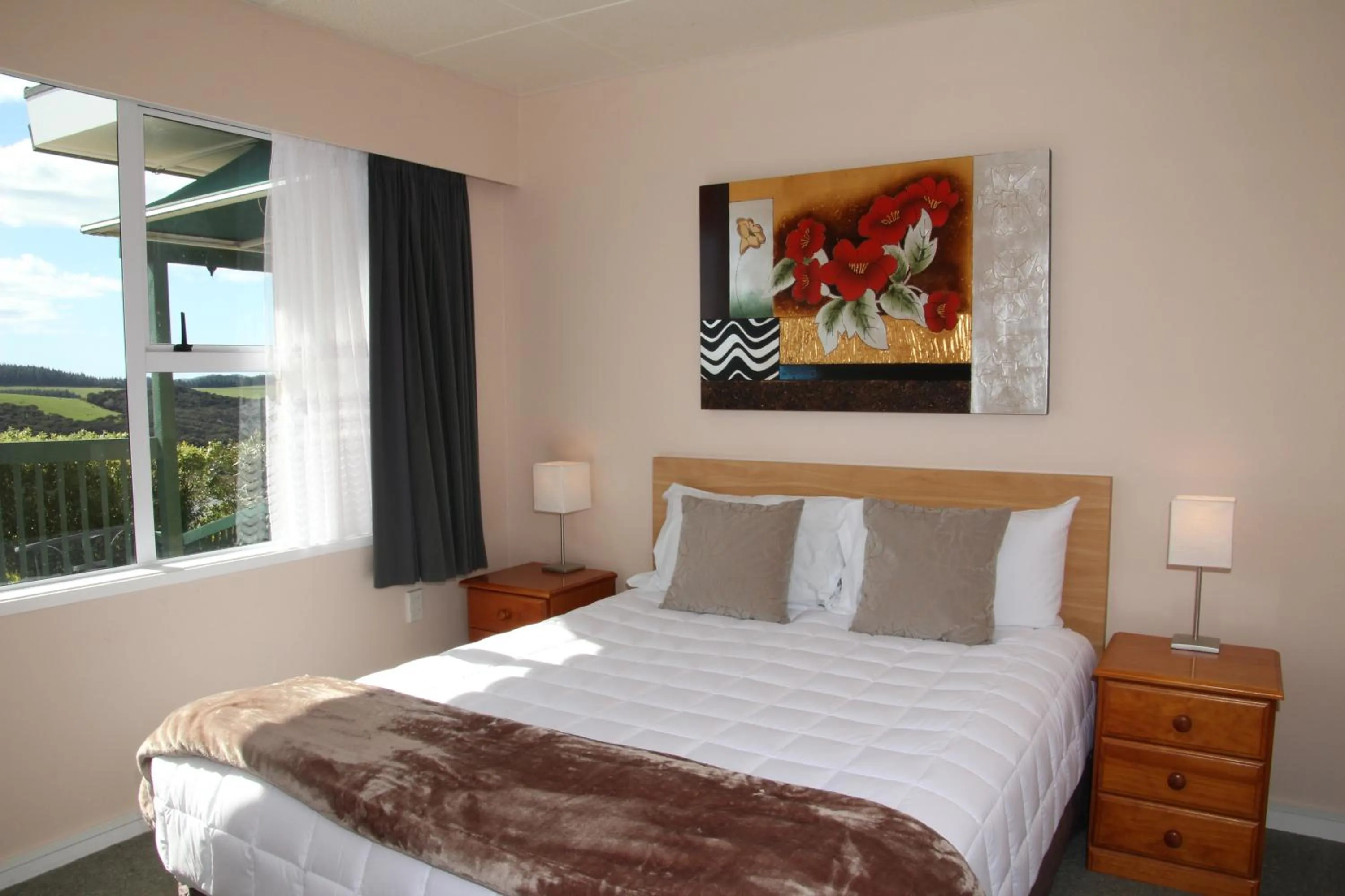 Bed in Cook's Lookout Motel