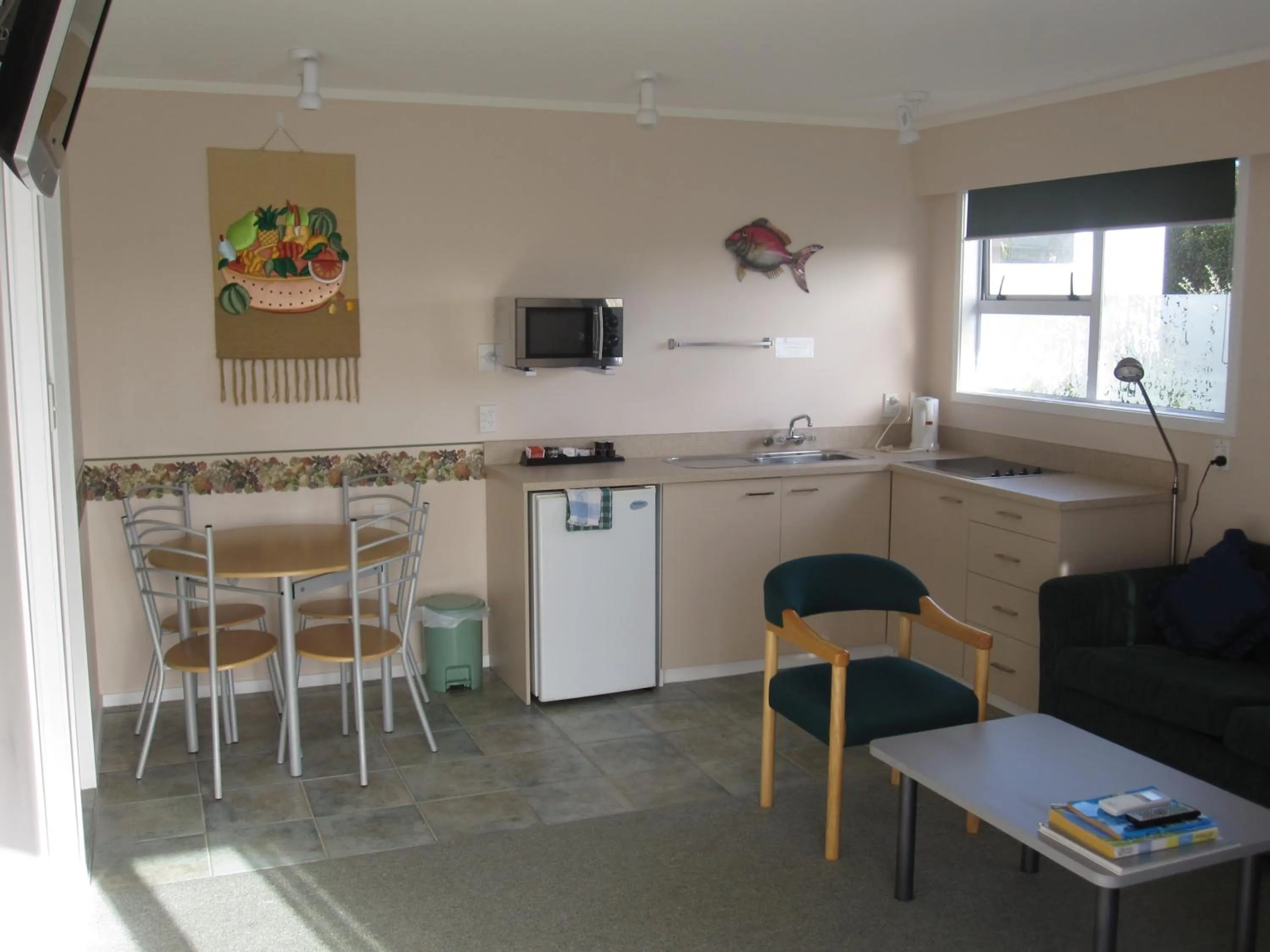 Kitchen or kitchenette in Cook's Lookout Motel