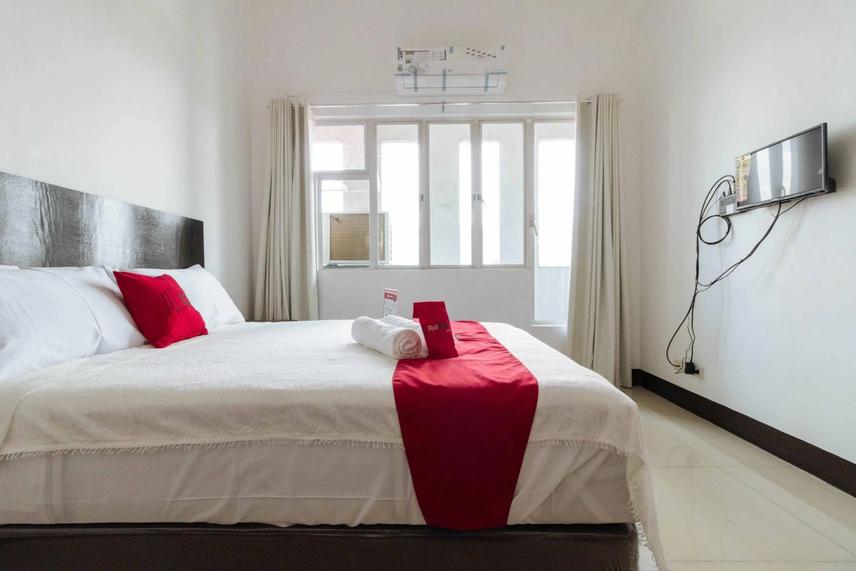 Bed in RedDoorz Plus at Banawe Quezon City