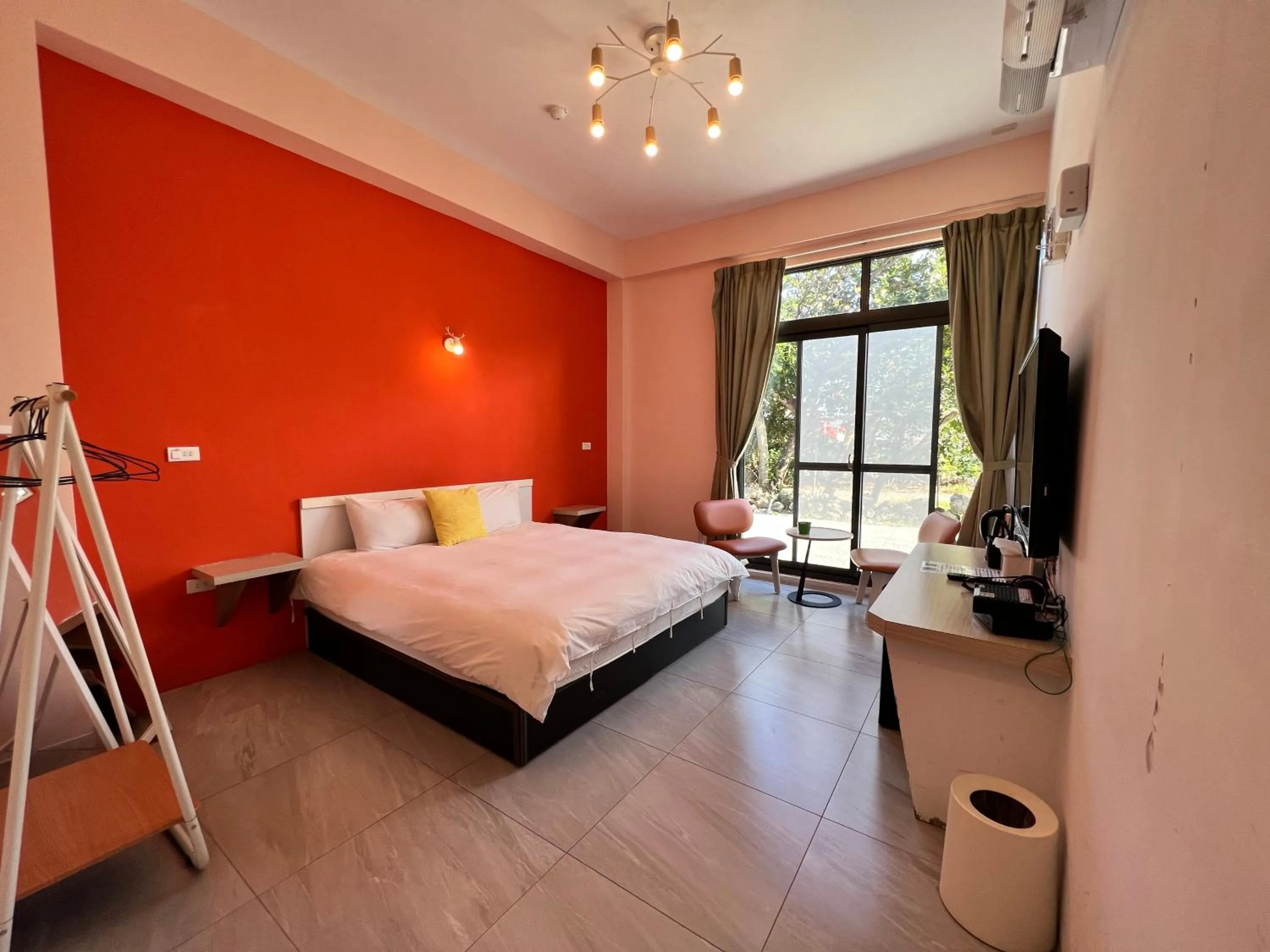 TV and multimedia, Bed in Kenting Peninsula Inn