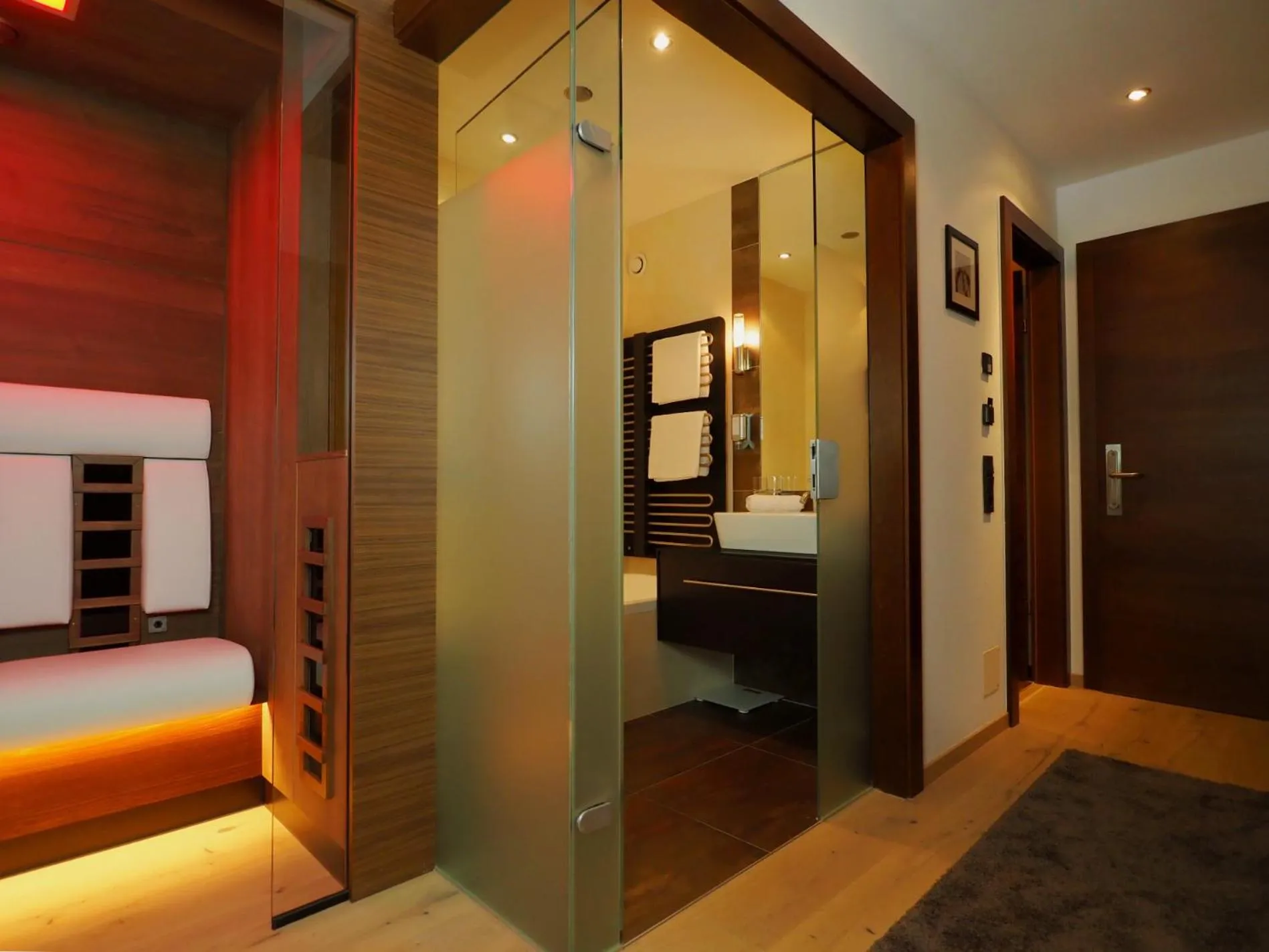 Photo of the whole room, Bed in Boutique Hotel die Mittagspitze Superior