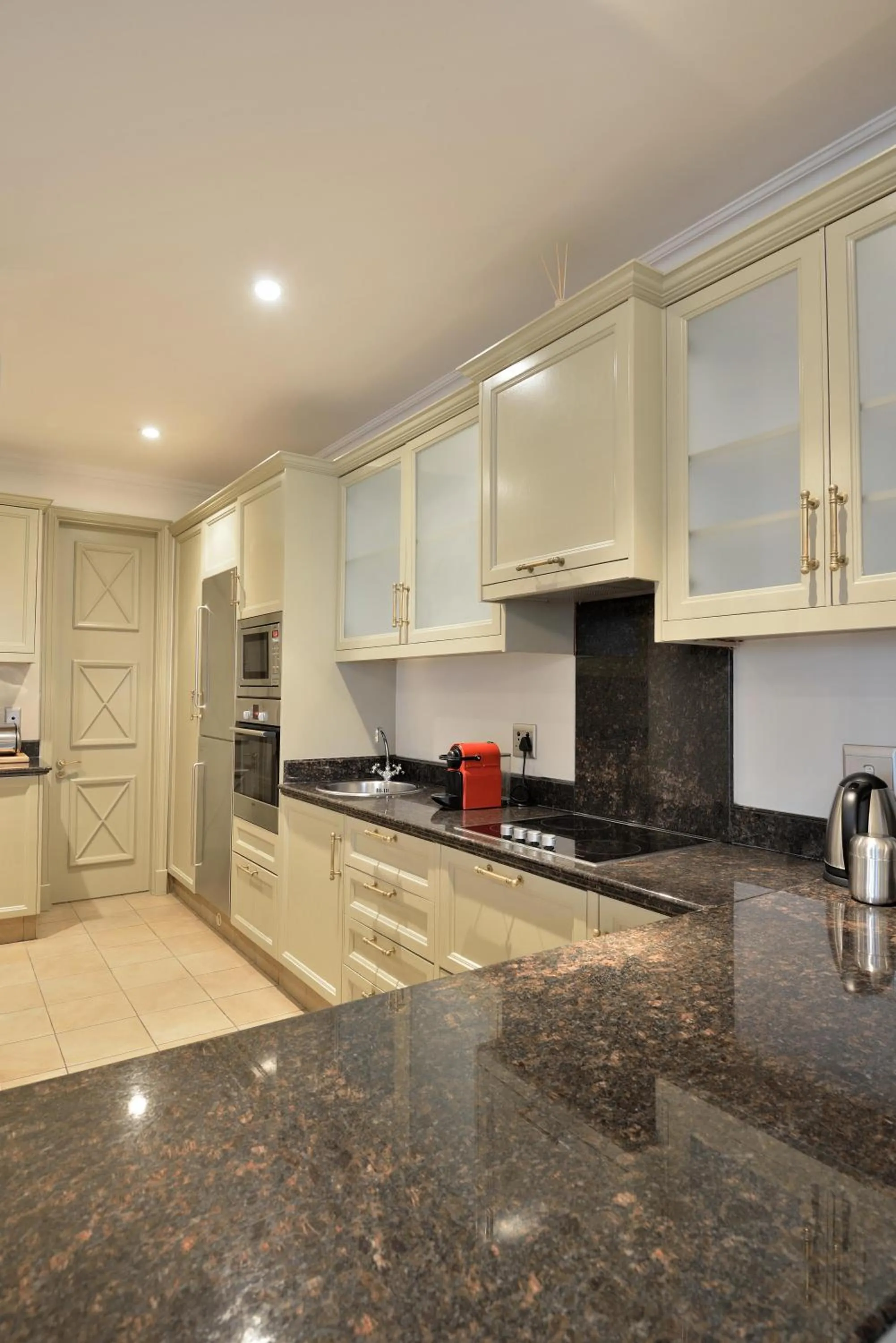 Kitchen or kitchenette in The Michelangelo Towers