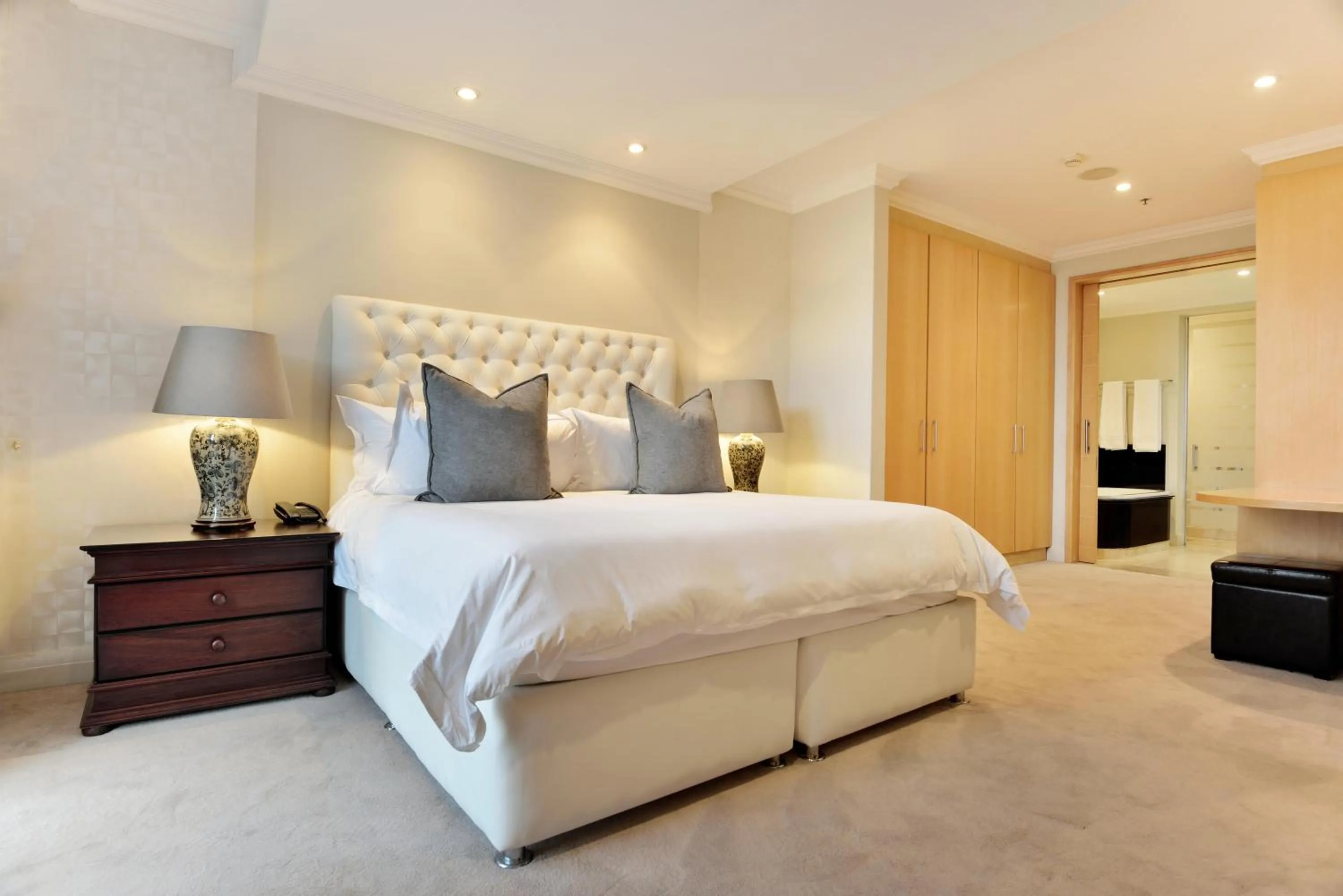 Photo of the whole room, Bed in The Michelangelo Towers