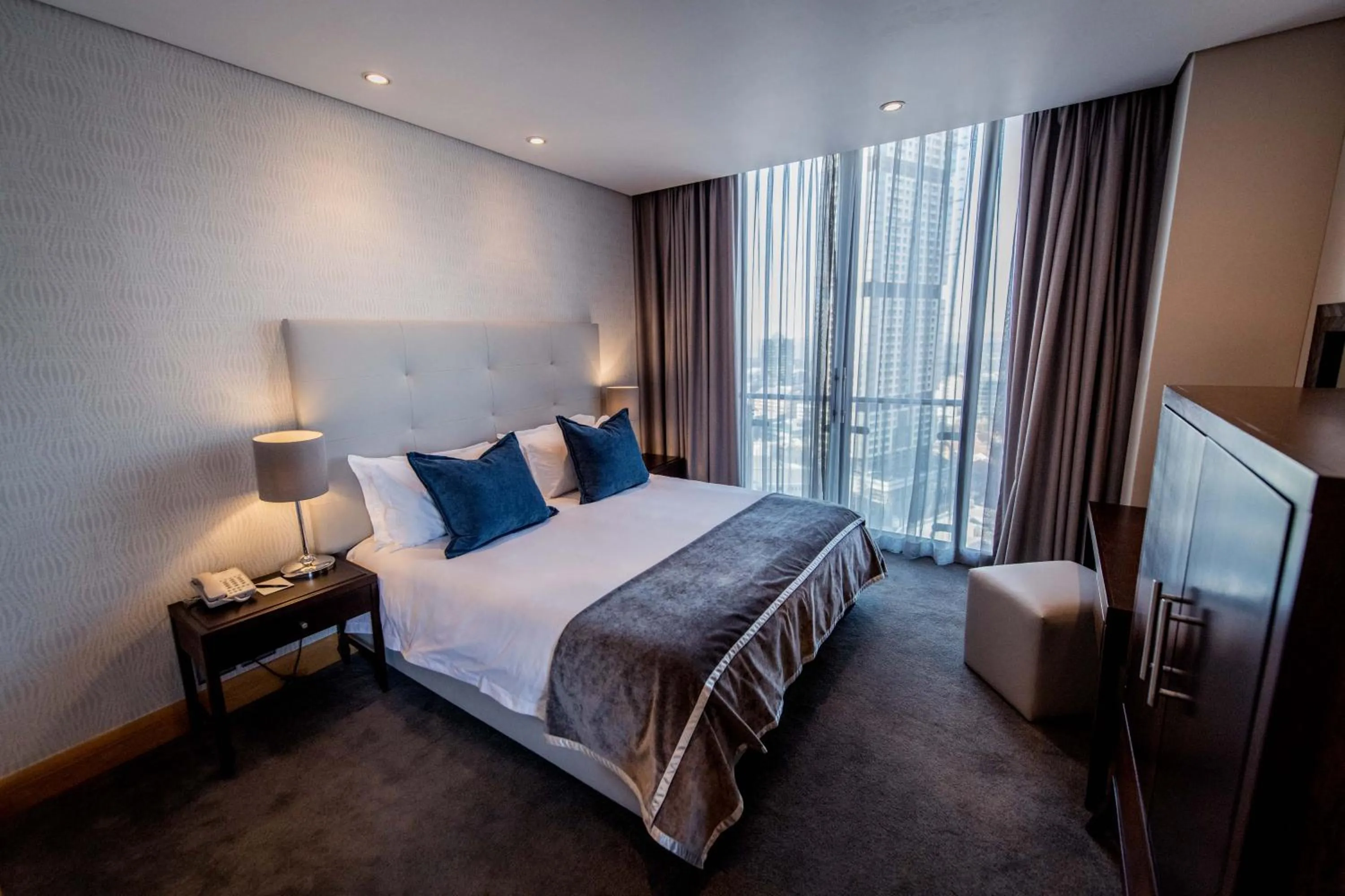 Bedroom, Bed in The Michelangelo Towers