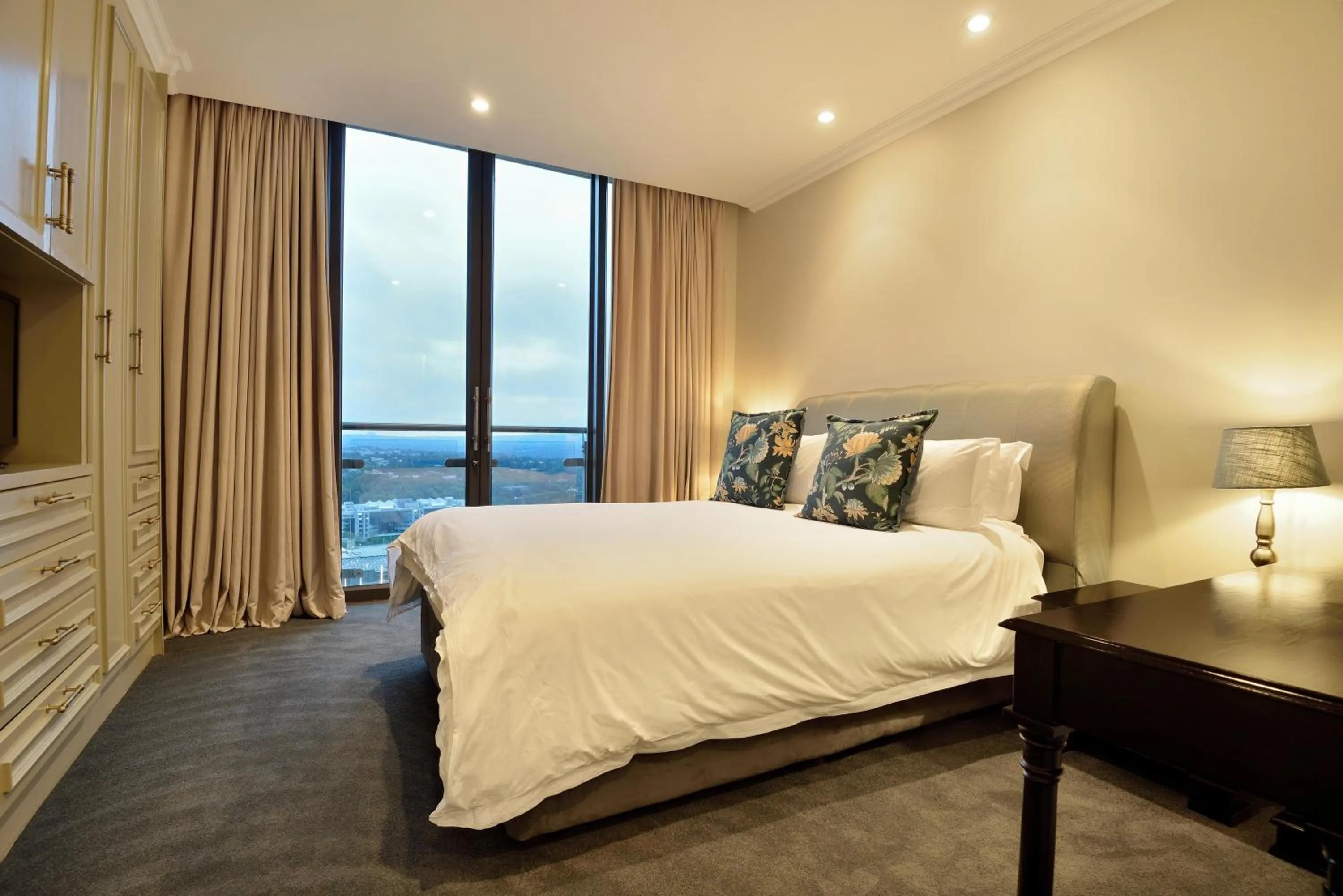 Photo of the whole room, Bed in The Michelangelo Towers