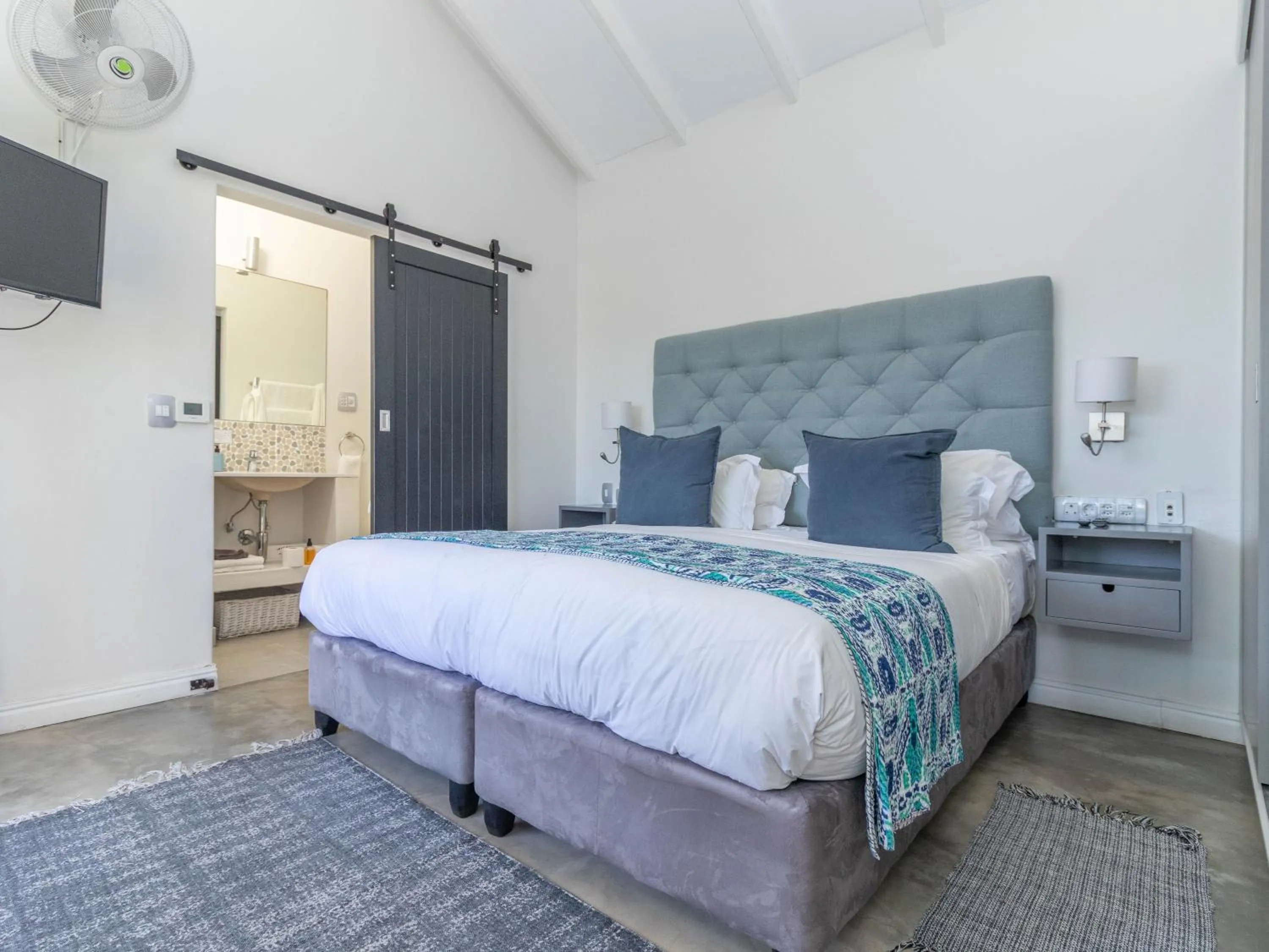 Bed in Whale Rock Luxury Lodge