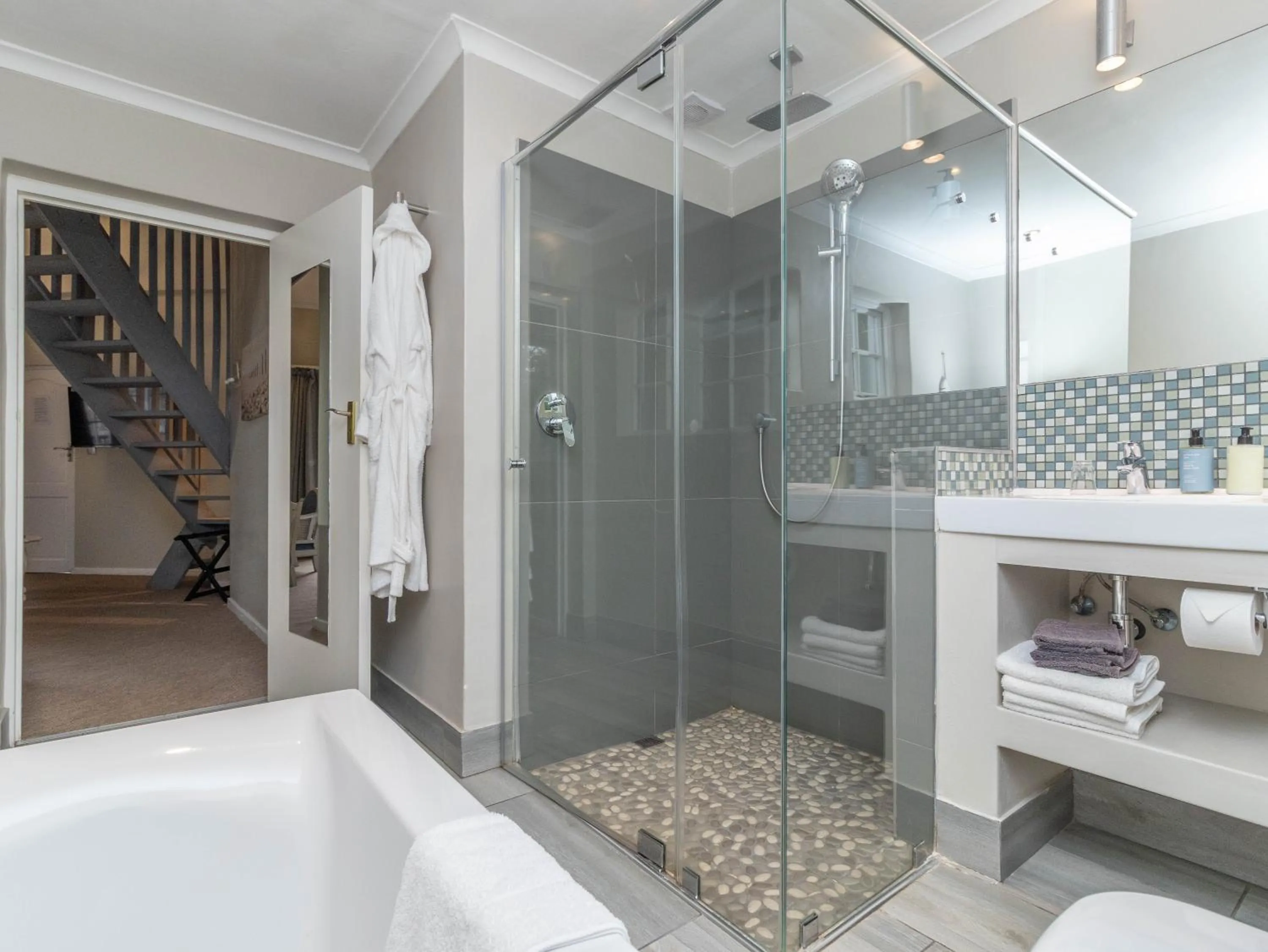 Shower in Whale Rock Luxury Lodge