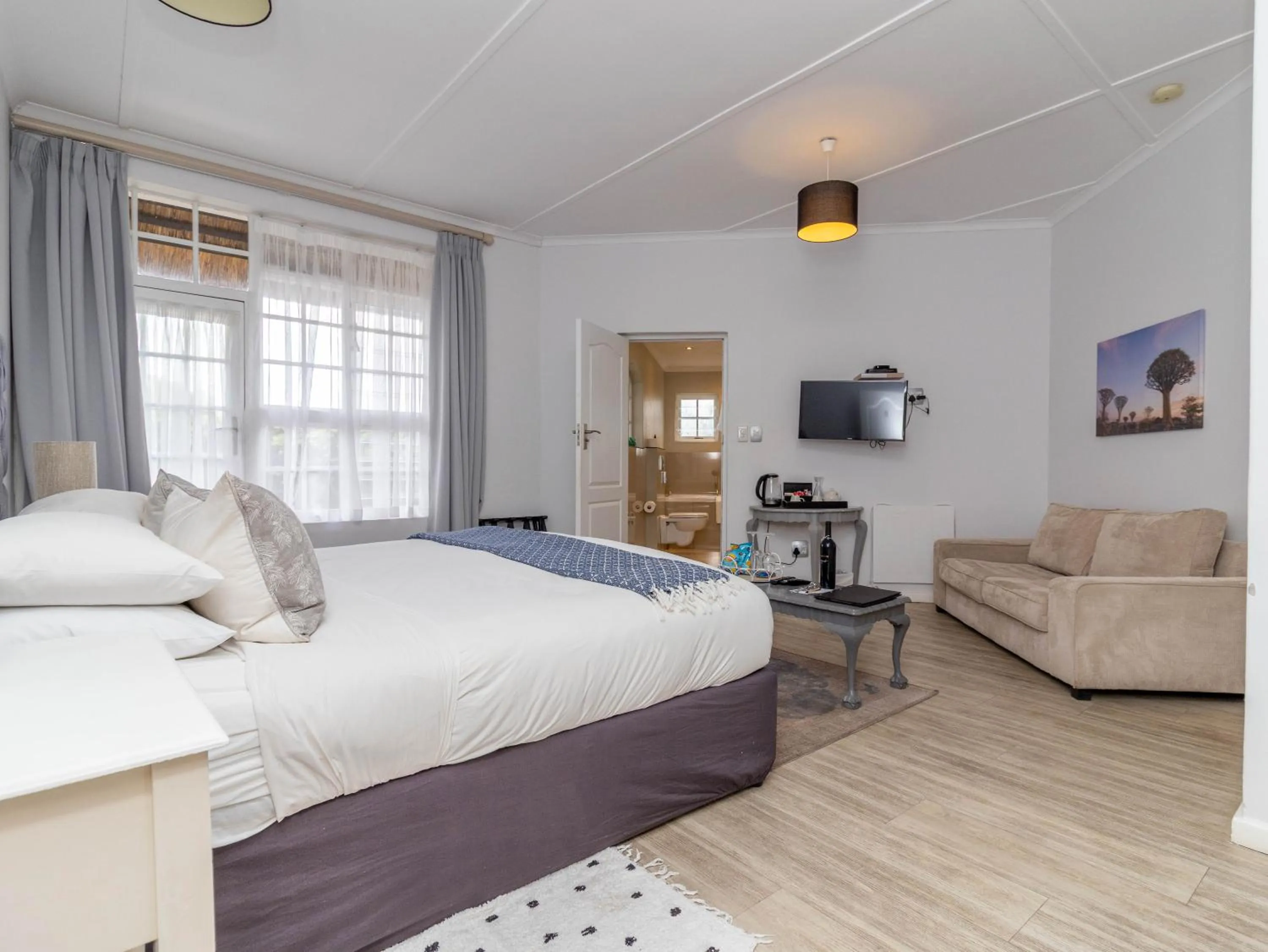 TV and multimedia, Bed in Whale Rock Luxury Lodge