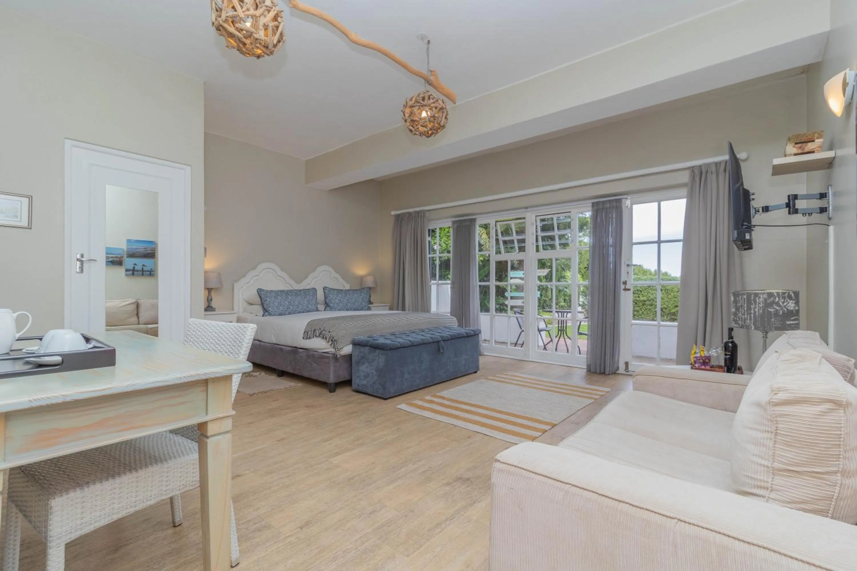 View (from property/room), Bed in Whale Rock Luxury Lodge