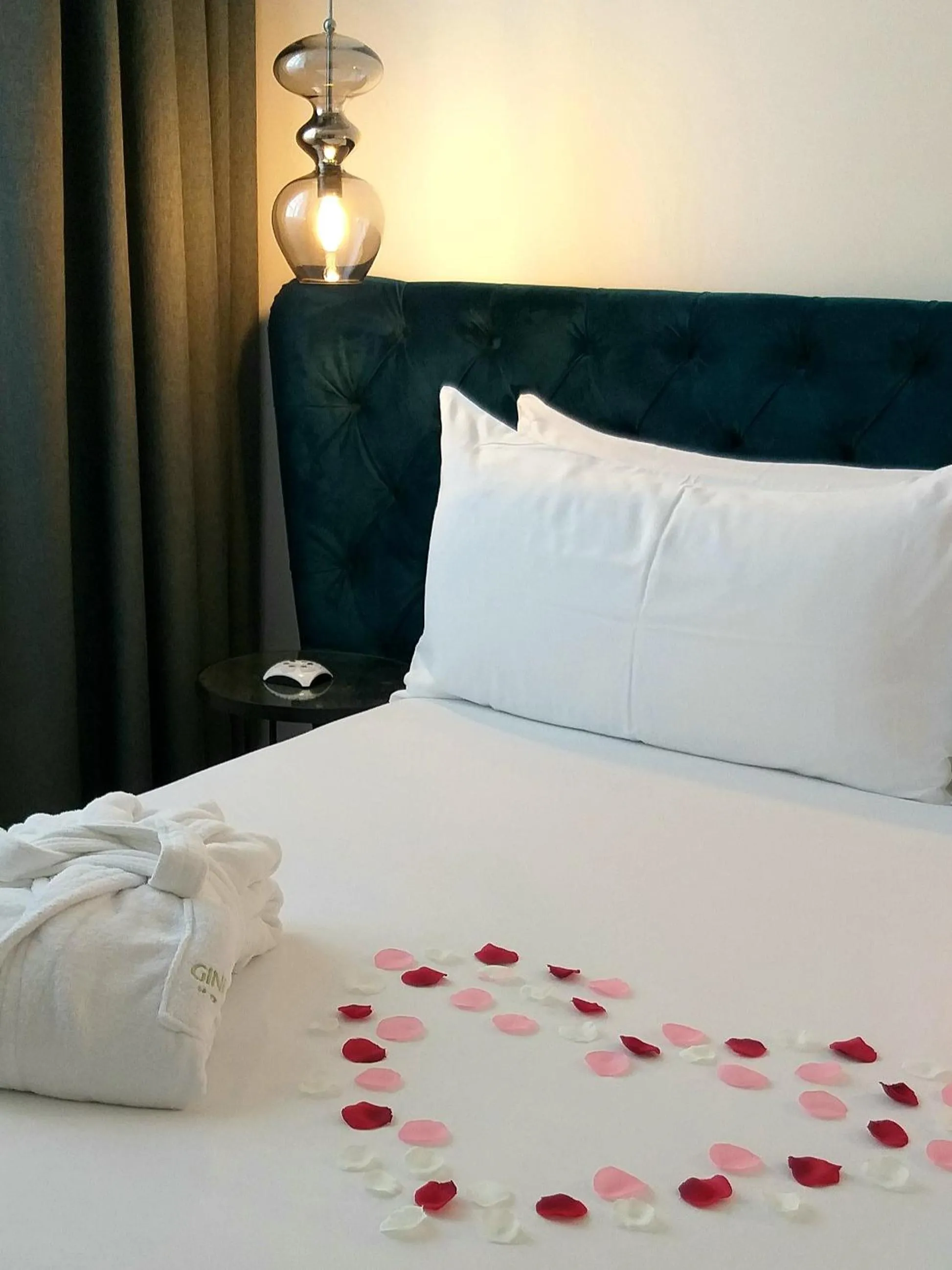 Decorative detail, Bed in Hôtel Ginkgo - SPA Biloba