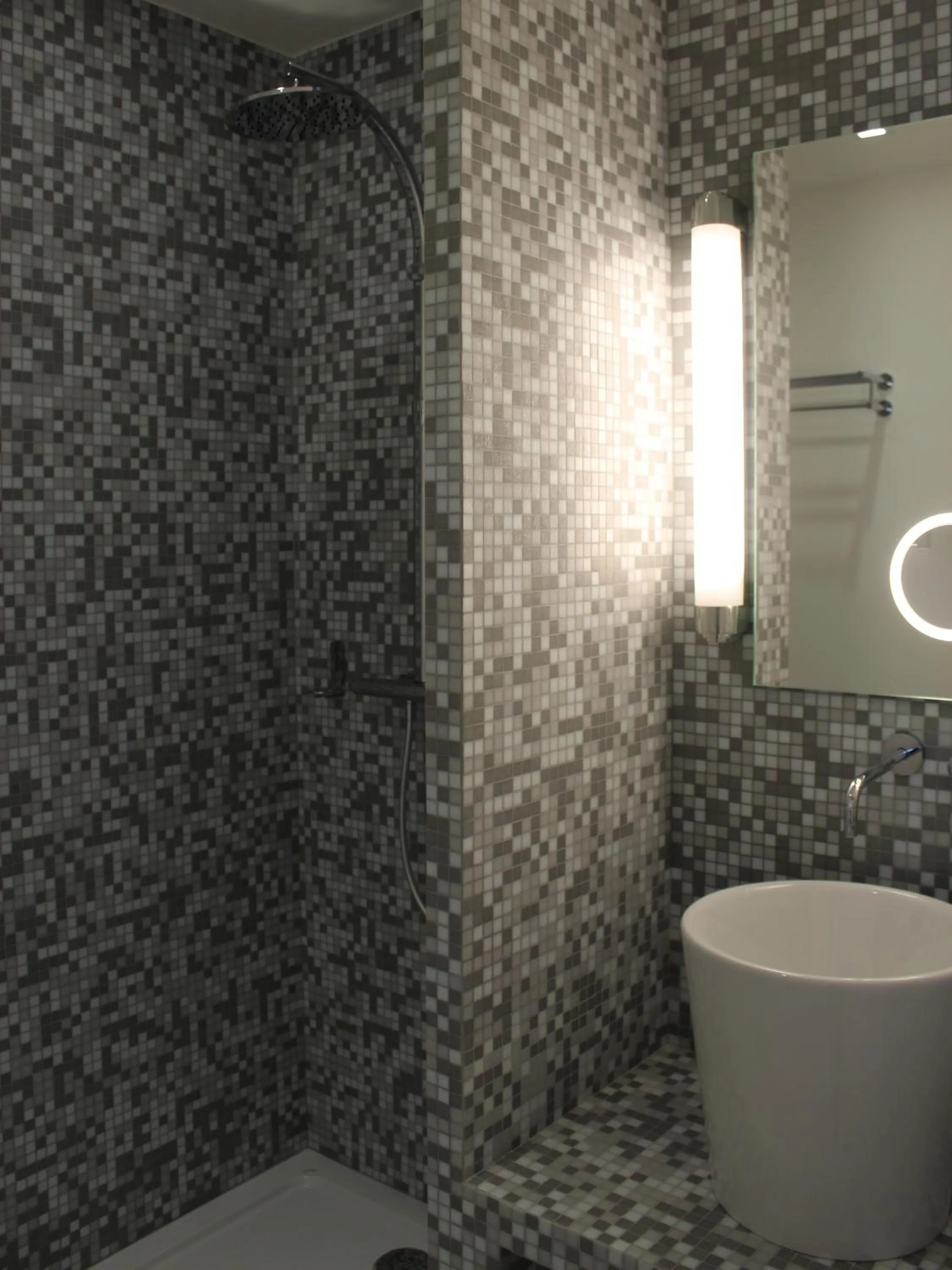 Shower in Hôtel Ginkgo - SPA Biloba