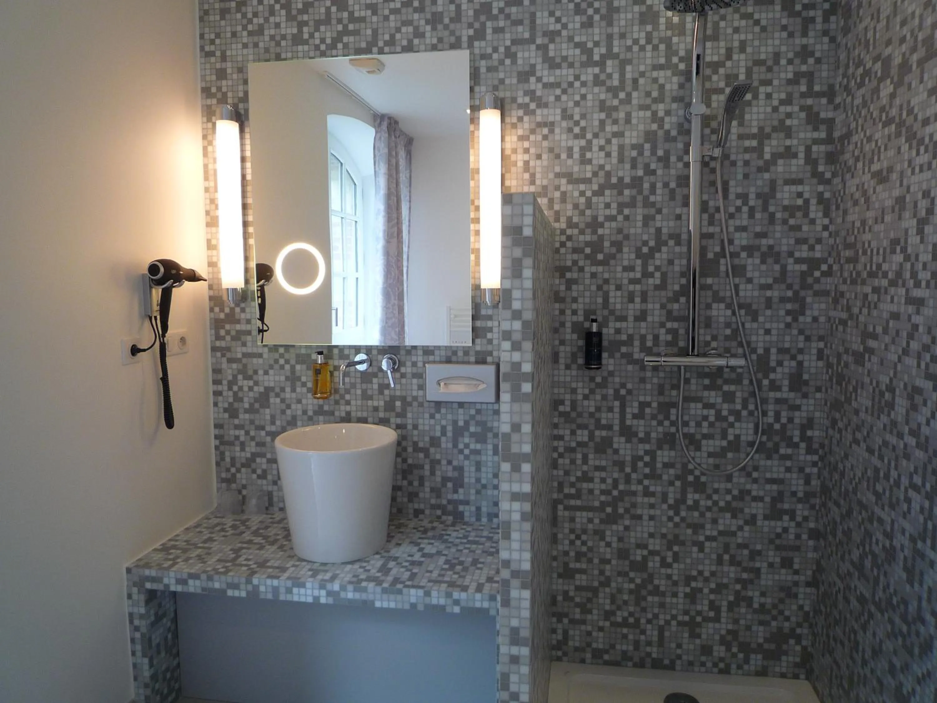 Shower in Hôtel Ginkgo - SPA Biloba