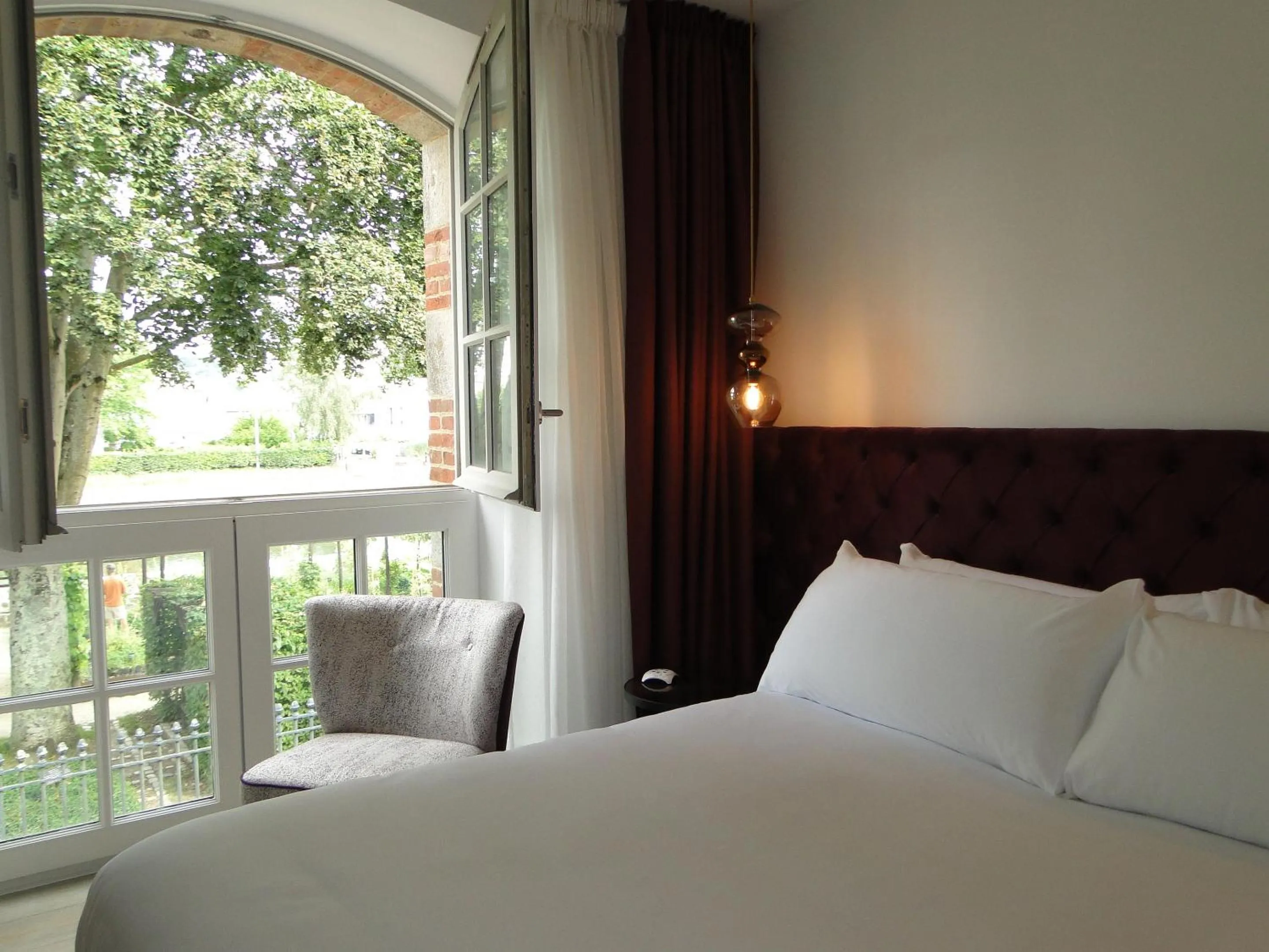 Photo of the whole room, Bed in Hôtel Ginkgo - SPA Biloba