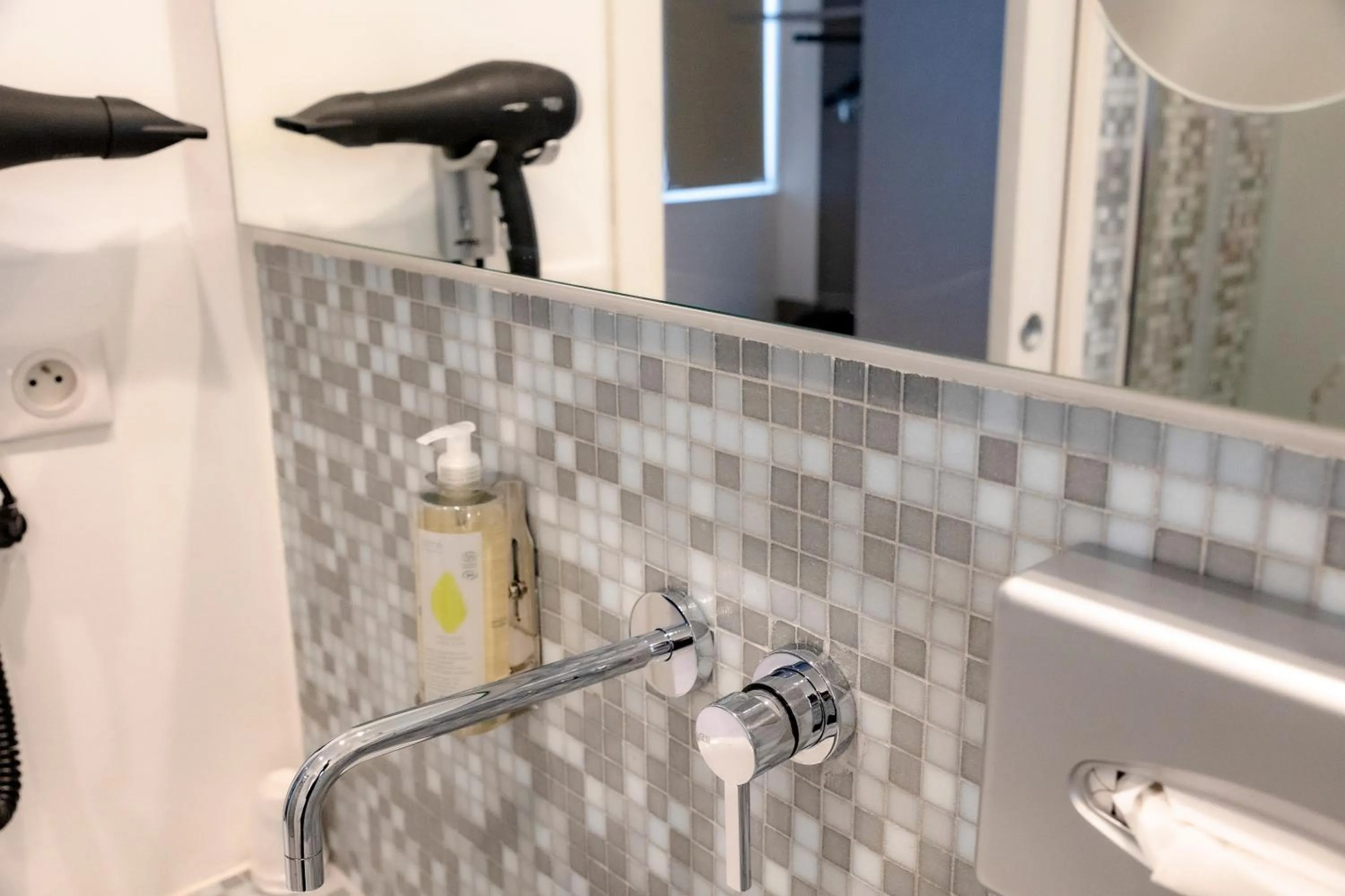 Bathroom in Hôtel Ginkgo - SPA Biloba