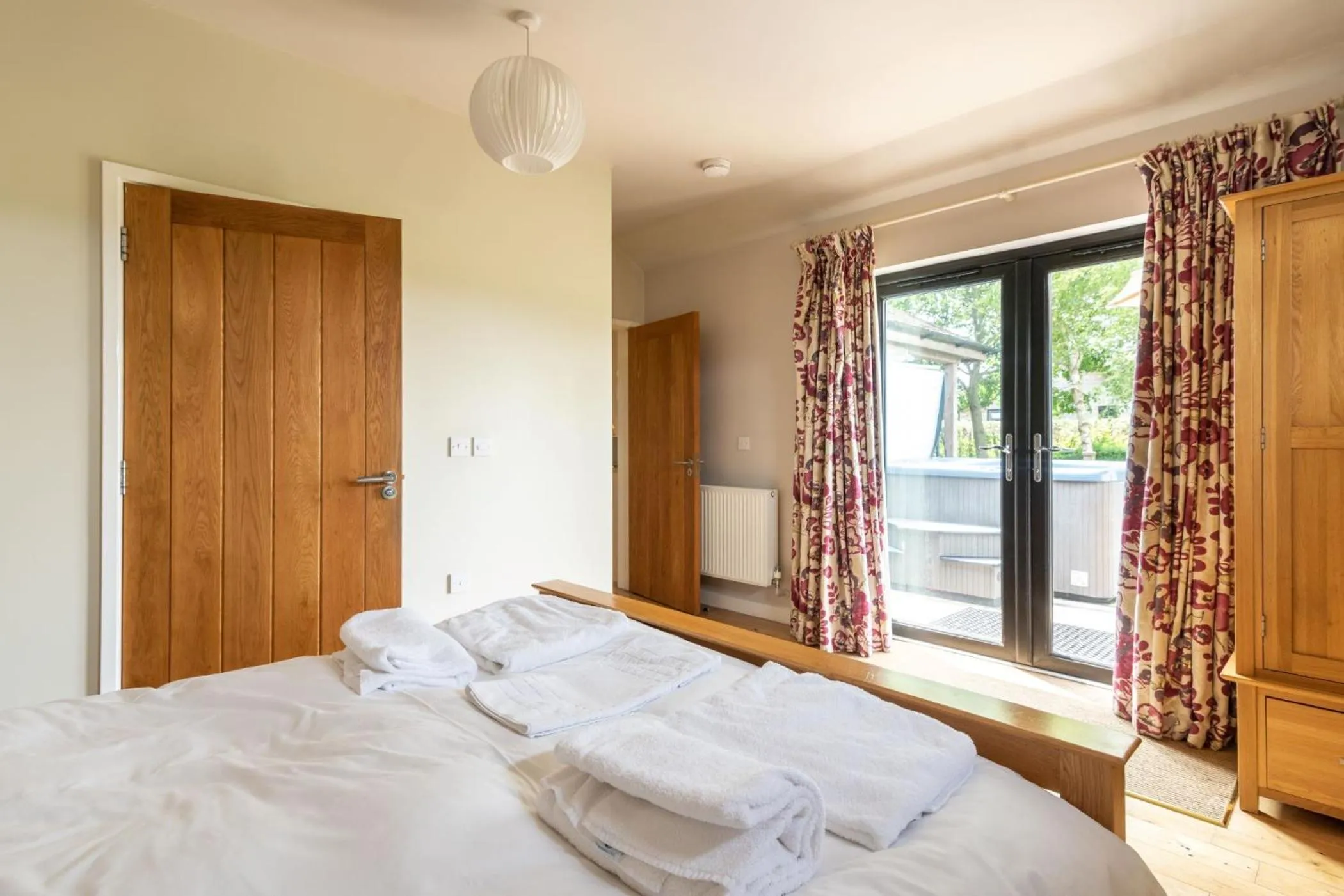 Hot Tub, Bed in Tor Farm Lodge