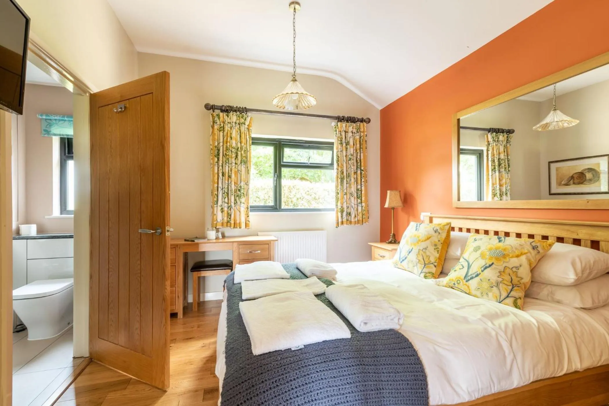Shower, Bed in Tor Farm Lodge