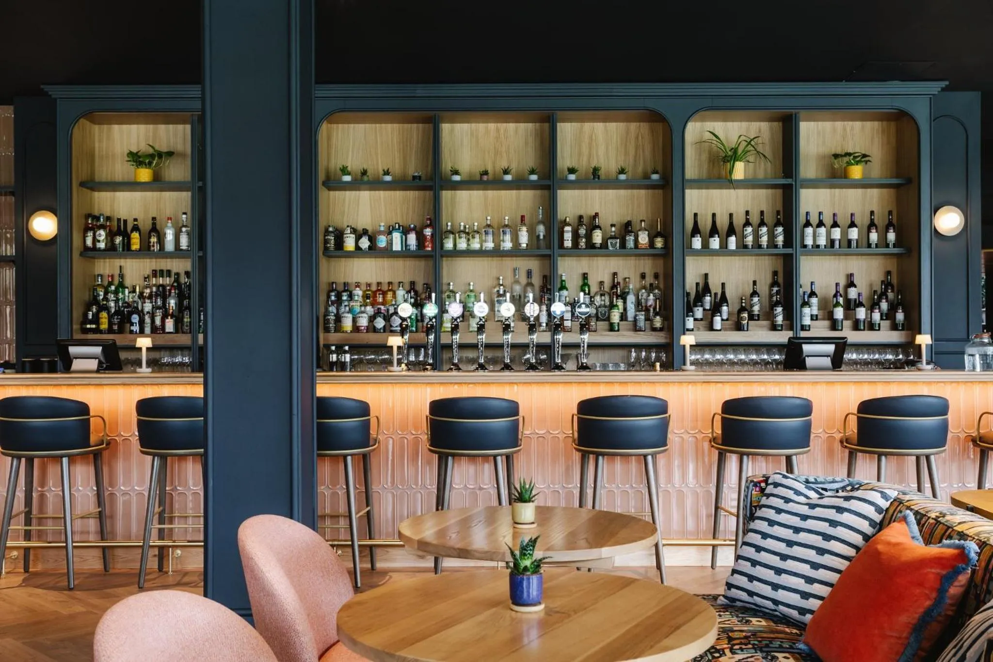 Lounge or bar in Radisson Blu Hotel Belfast