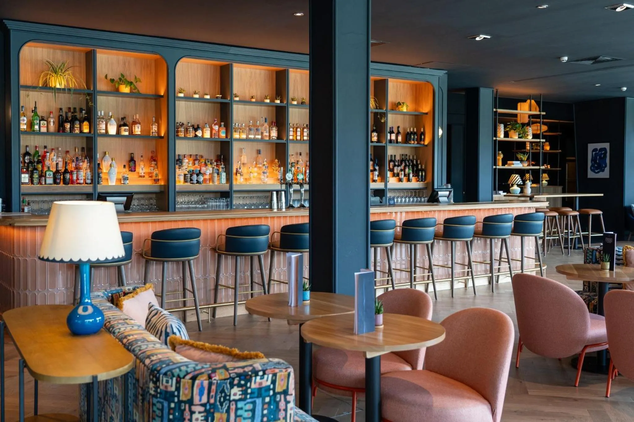 Lounge or bar in Radisson Blu Hotel Belfast