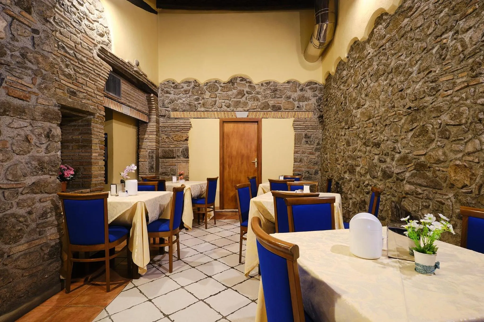 Restaurant/places to eat in Albergo Della Posta