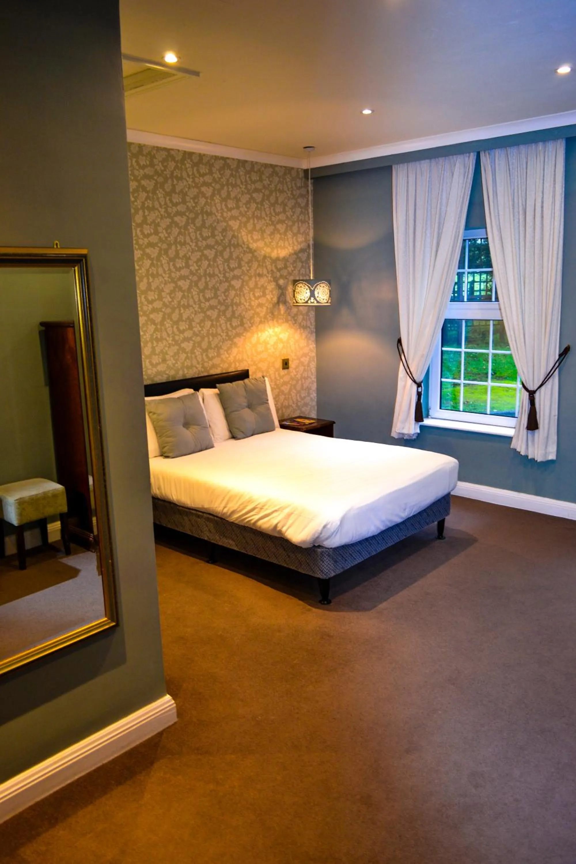 Bed in Ty Newydd Country Hotel