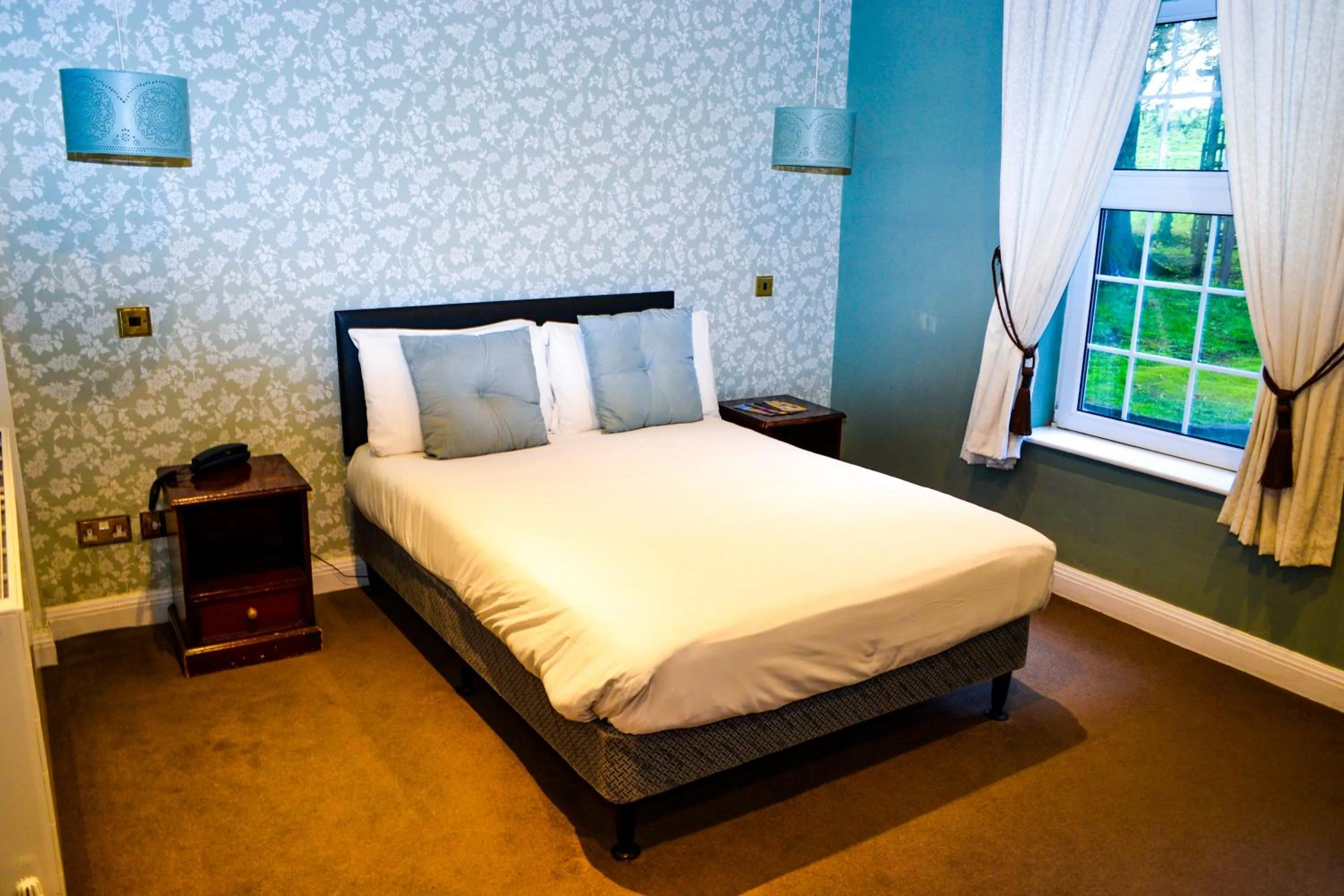 Bed in Ty Newydd Country Hotel
