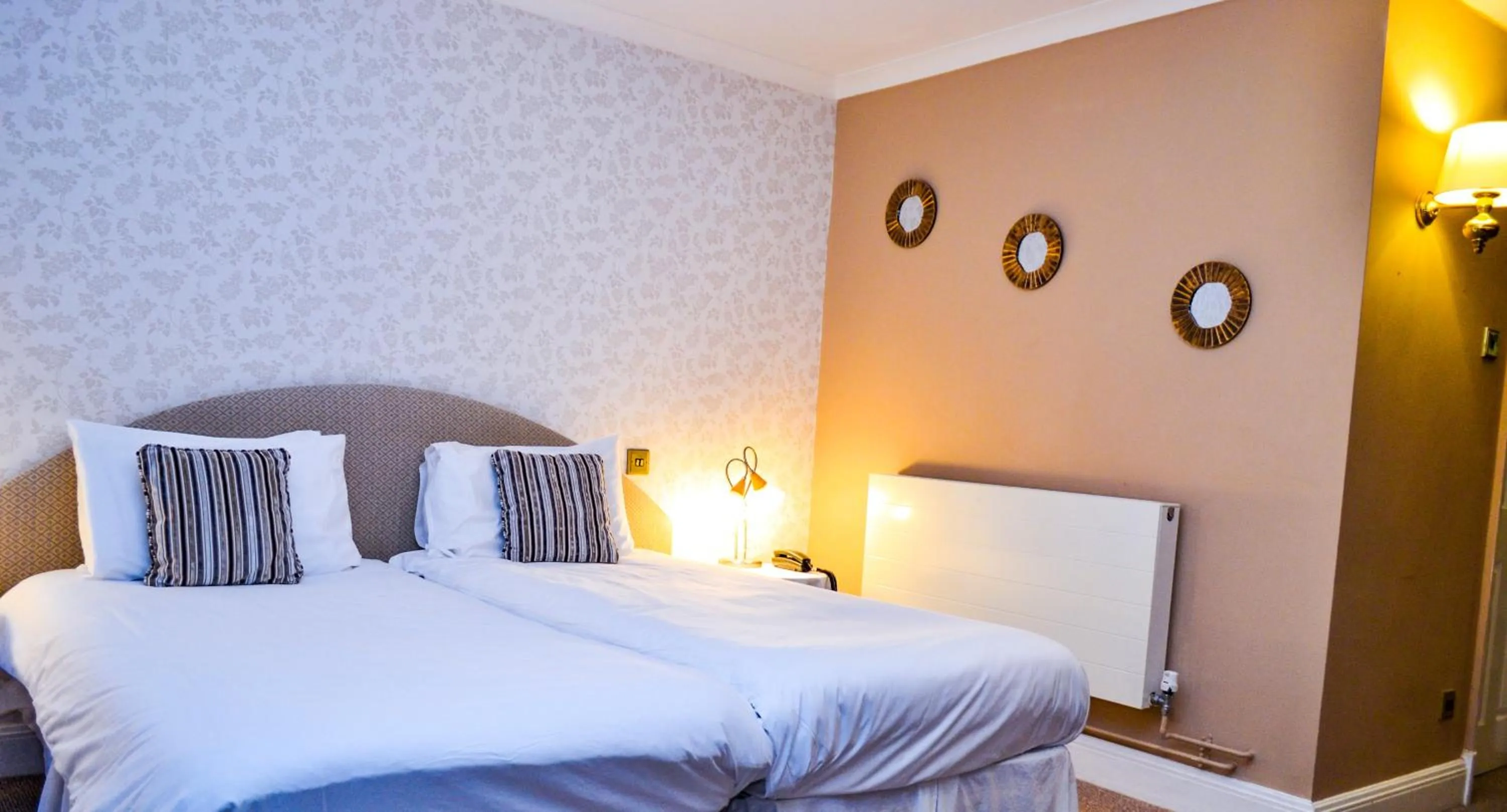 Bed in Ty Newydd Country Hotel