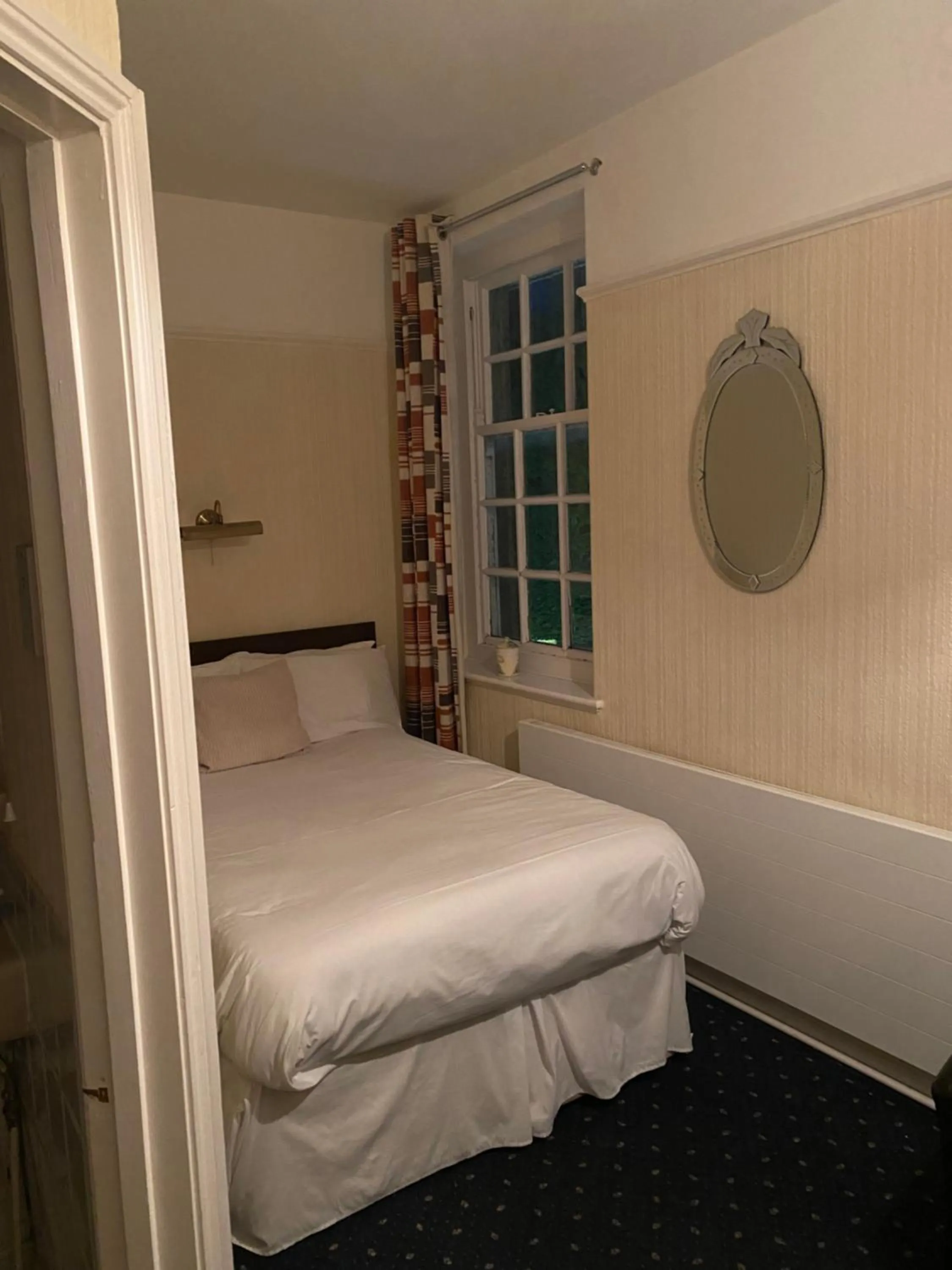 Bed in Ty Newydd Country Hotel