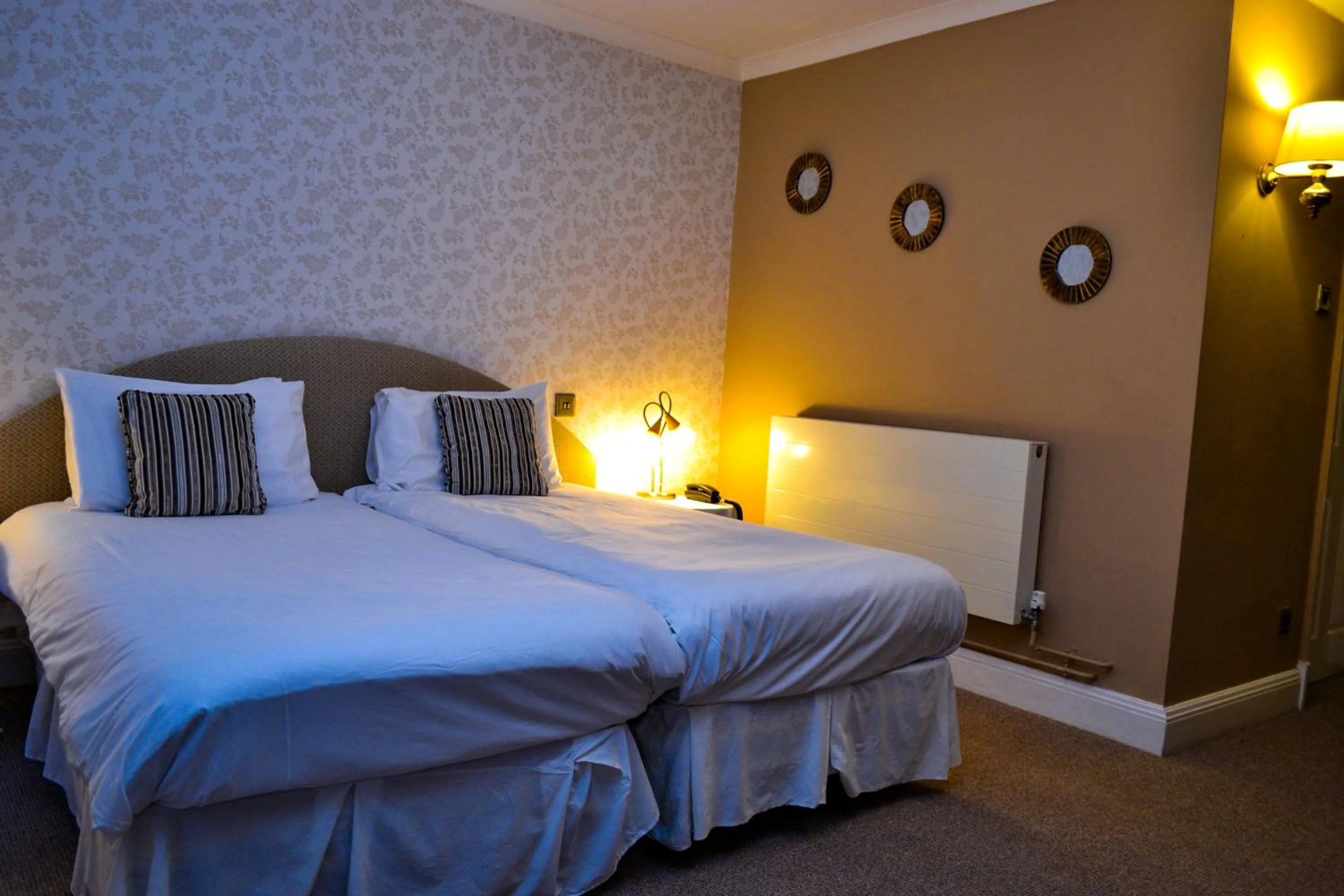 Bed in Ty Newydd Country Hotel