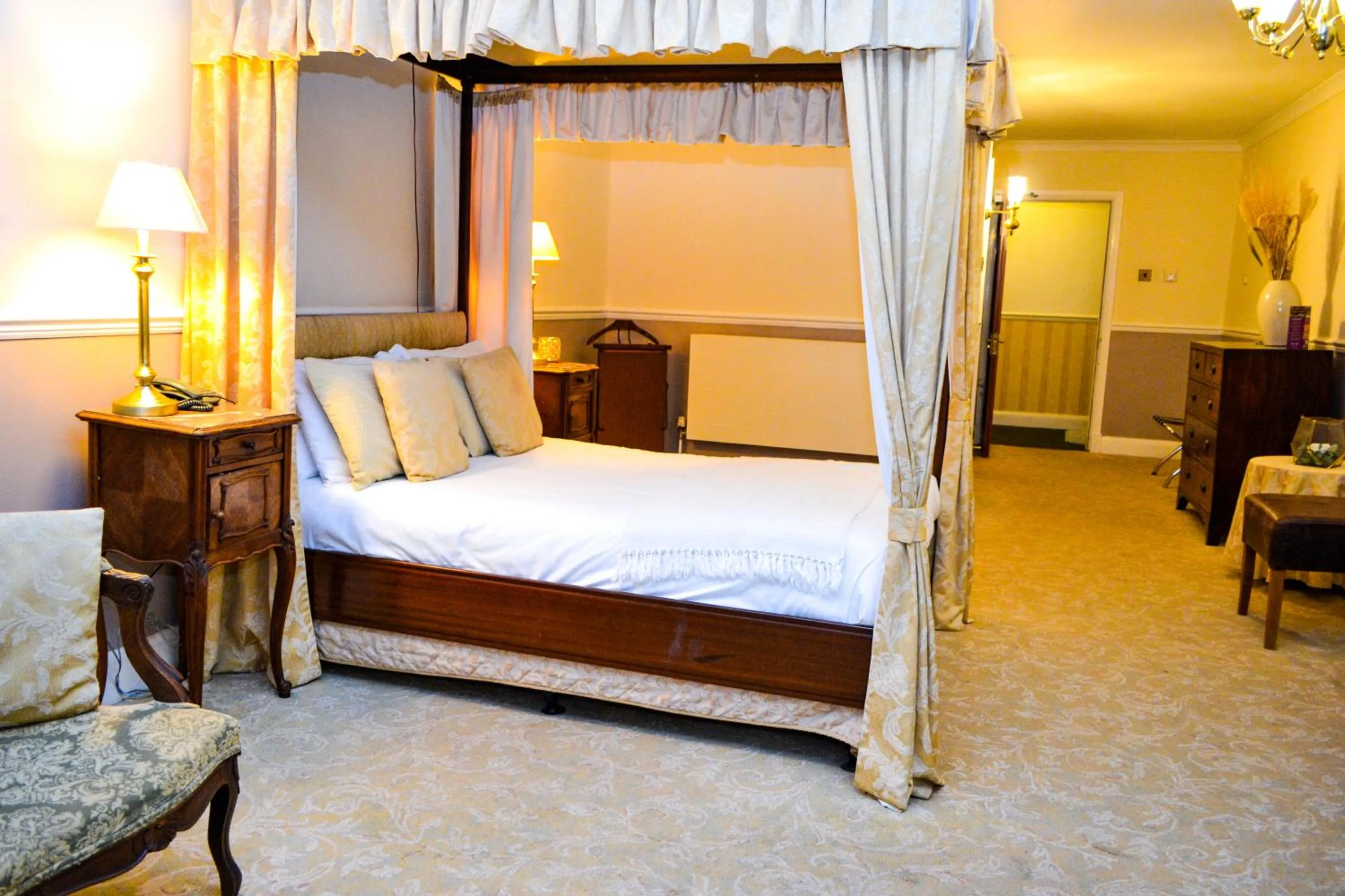 Bed in Ty Newydd Country Hotel