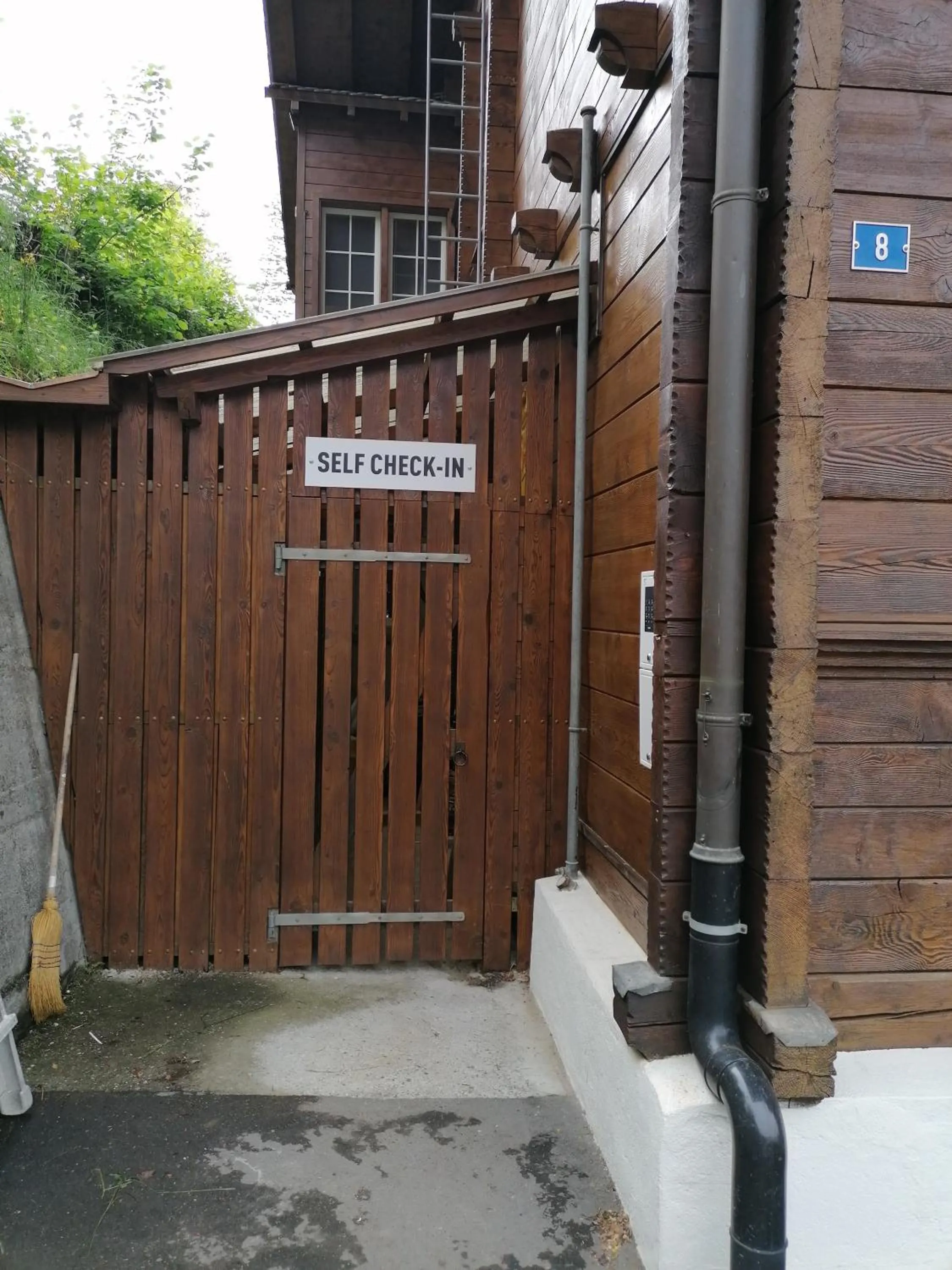 Facade/entrance in B & B Brienz