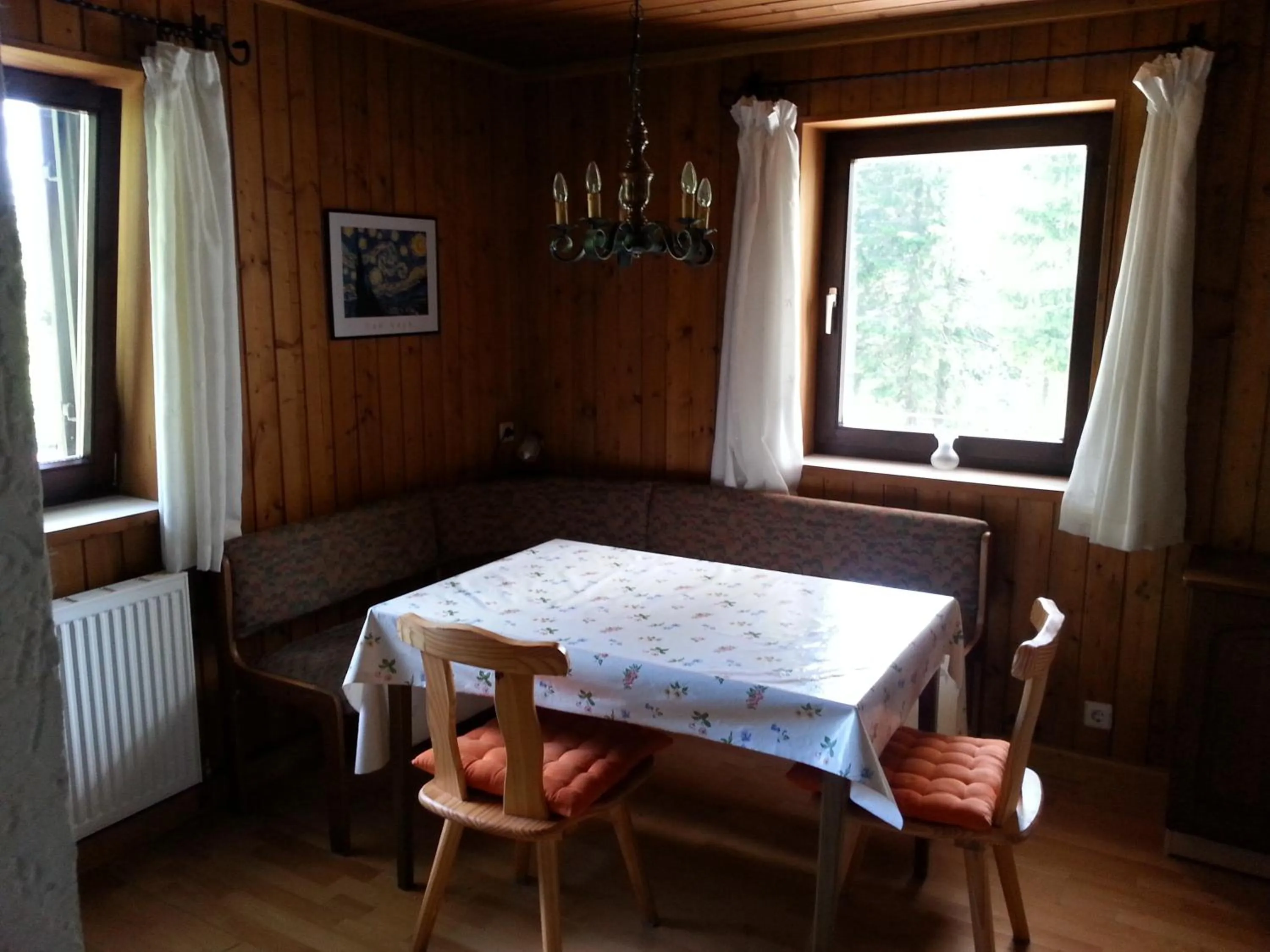 Dining area in Fichtenblockhütte