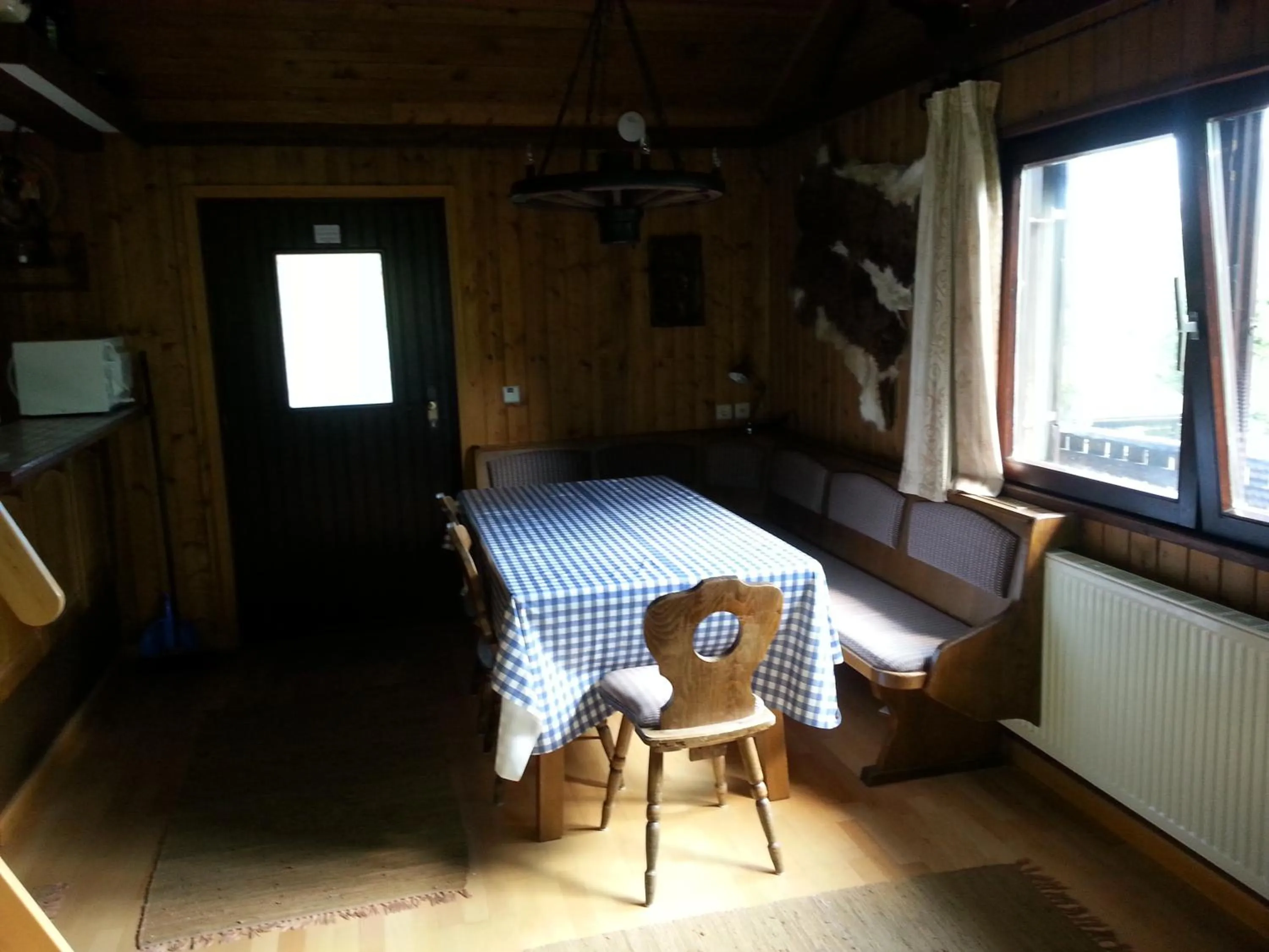 Dining area in Fichtenblockhütte