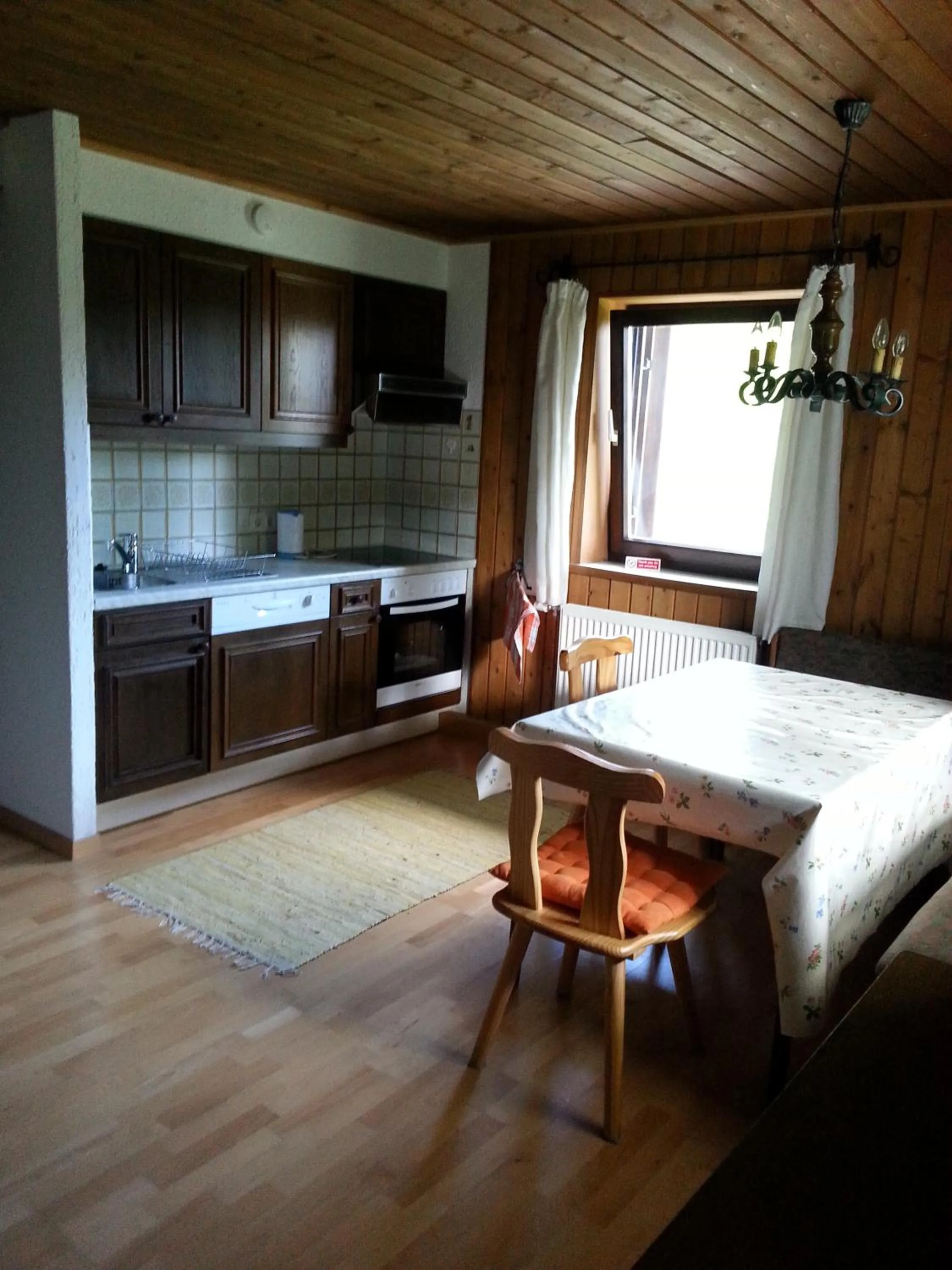 Kitchen or kitchenette in Fichtenblockhütte