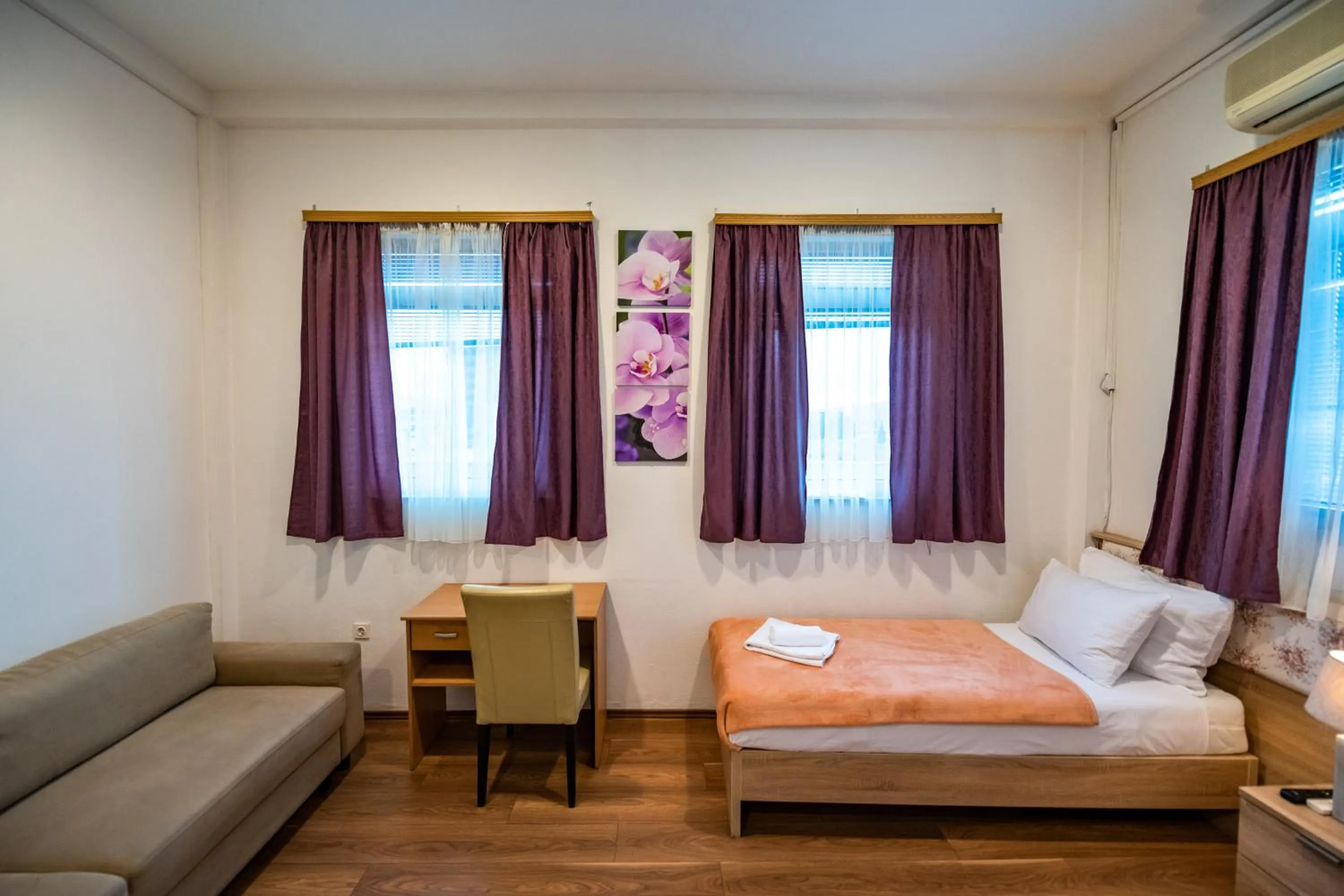 Bedroom, Bed in Hotel Oasis