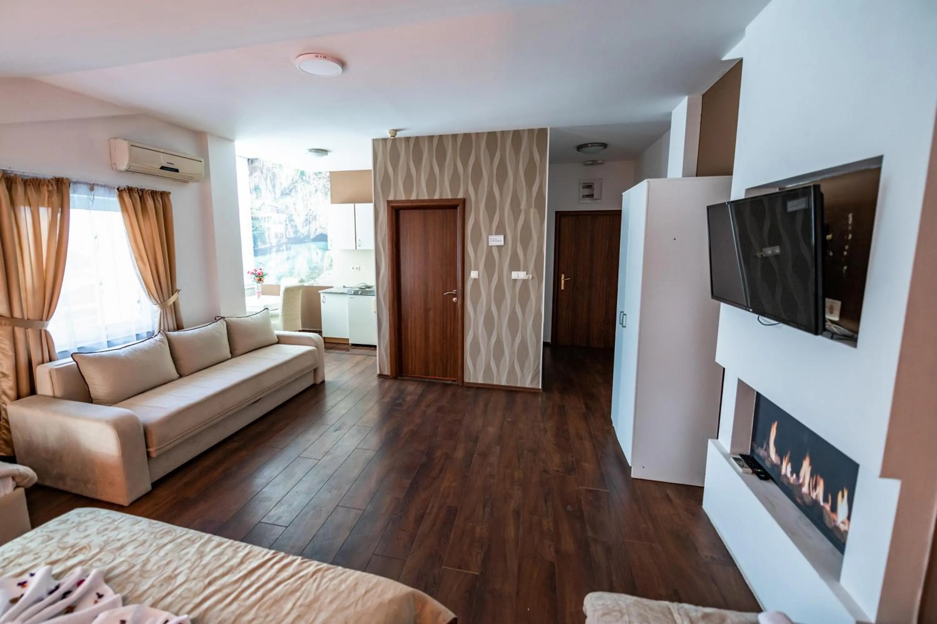 Communal lounge/ TV room in Hotel Oasis