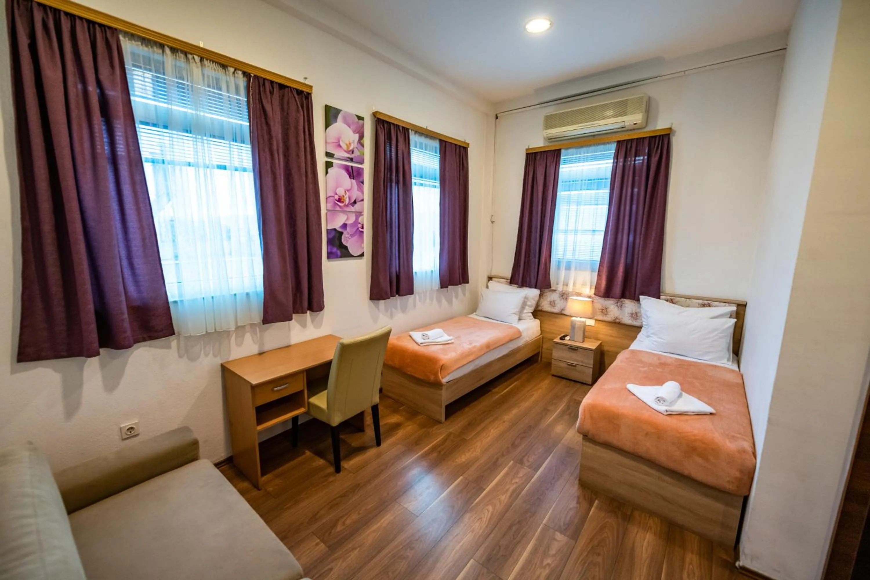 Bedroom, Bed in Hotel Oasis