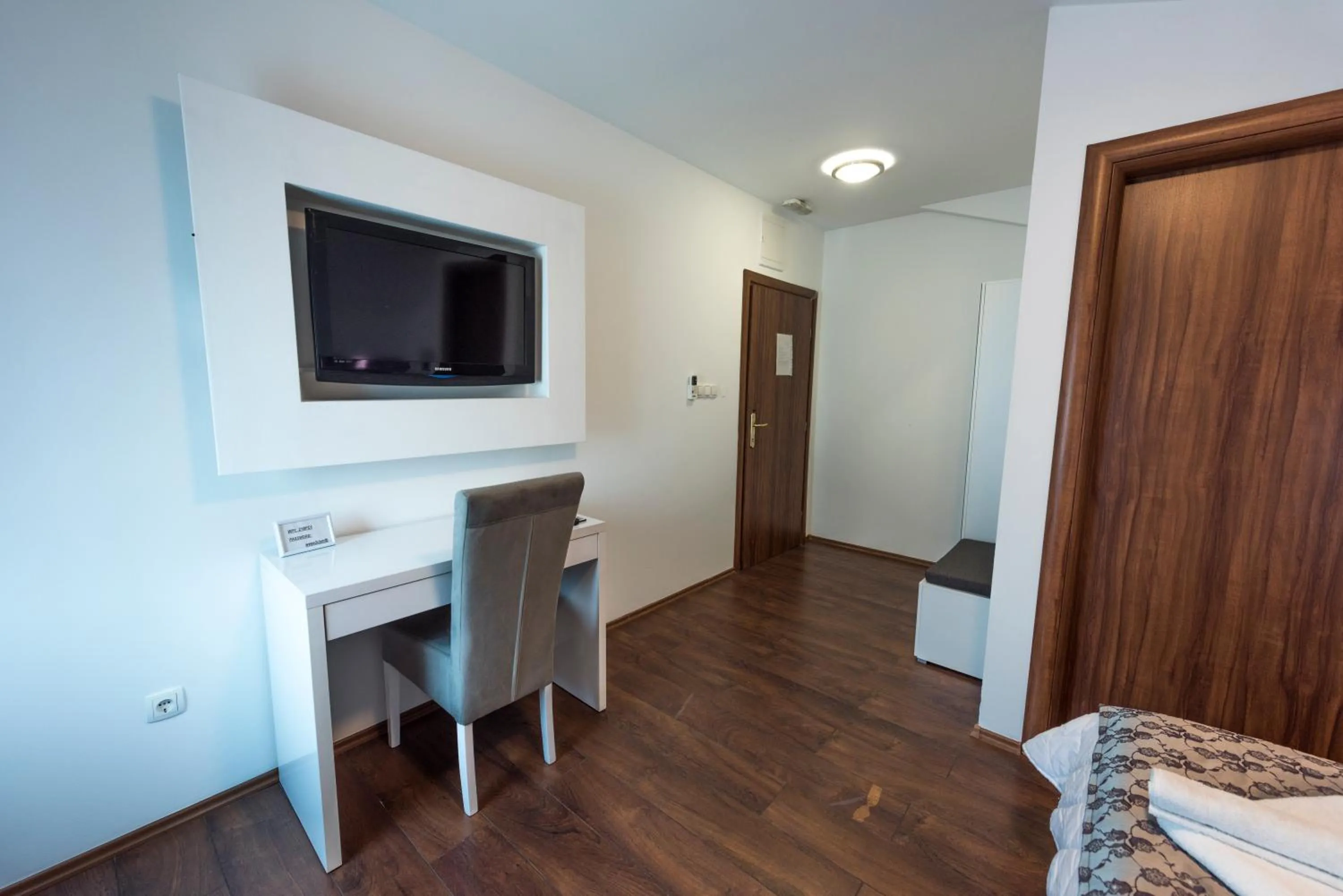 TV and multimedia, Bed in Hotel Oasis