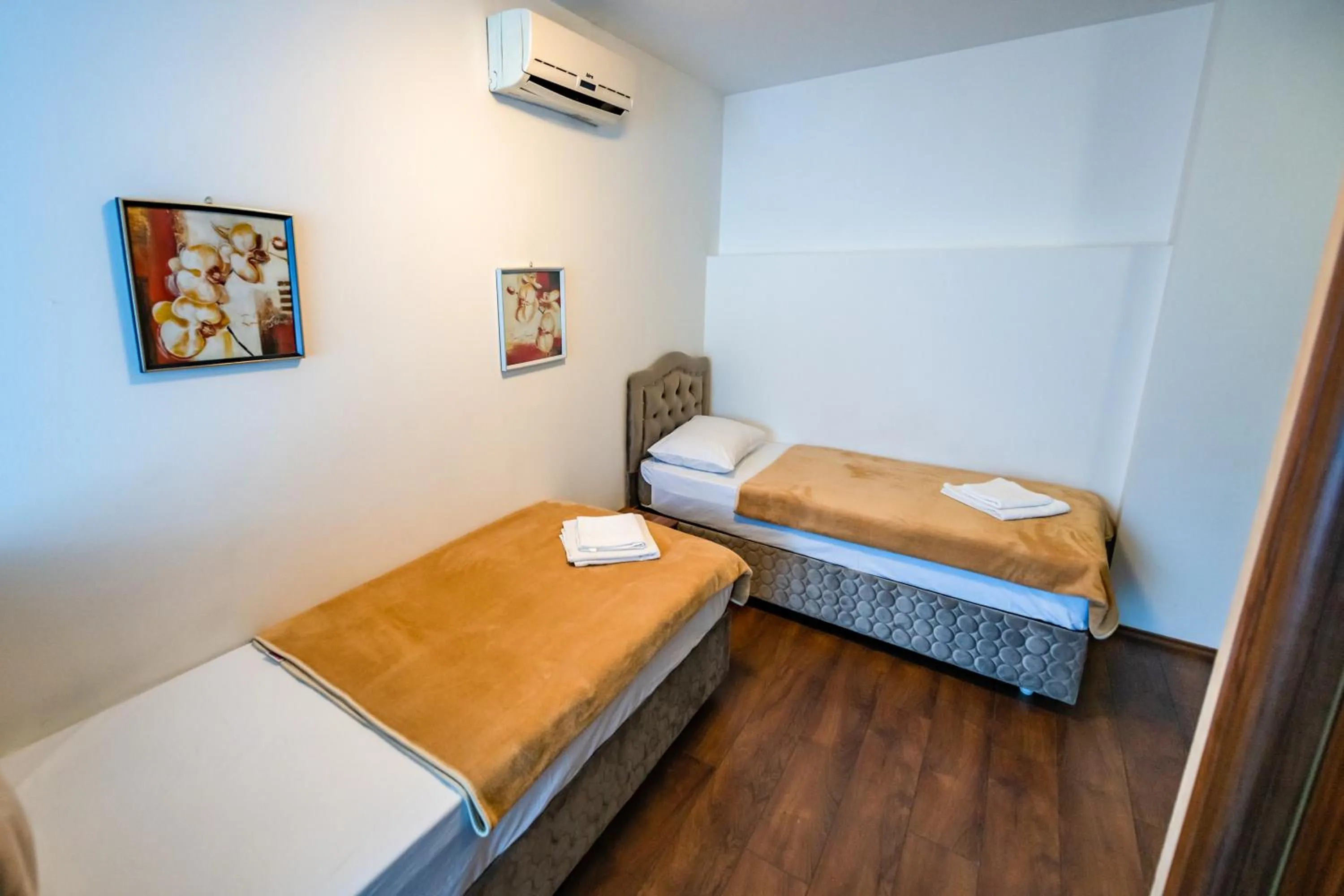 Photo of the whole room, Bed in Hotel Oasis