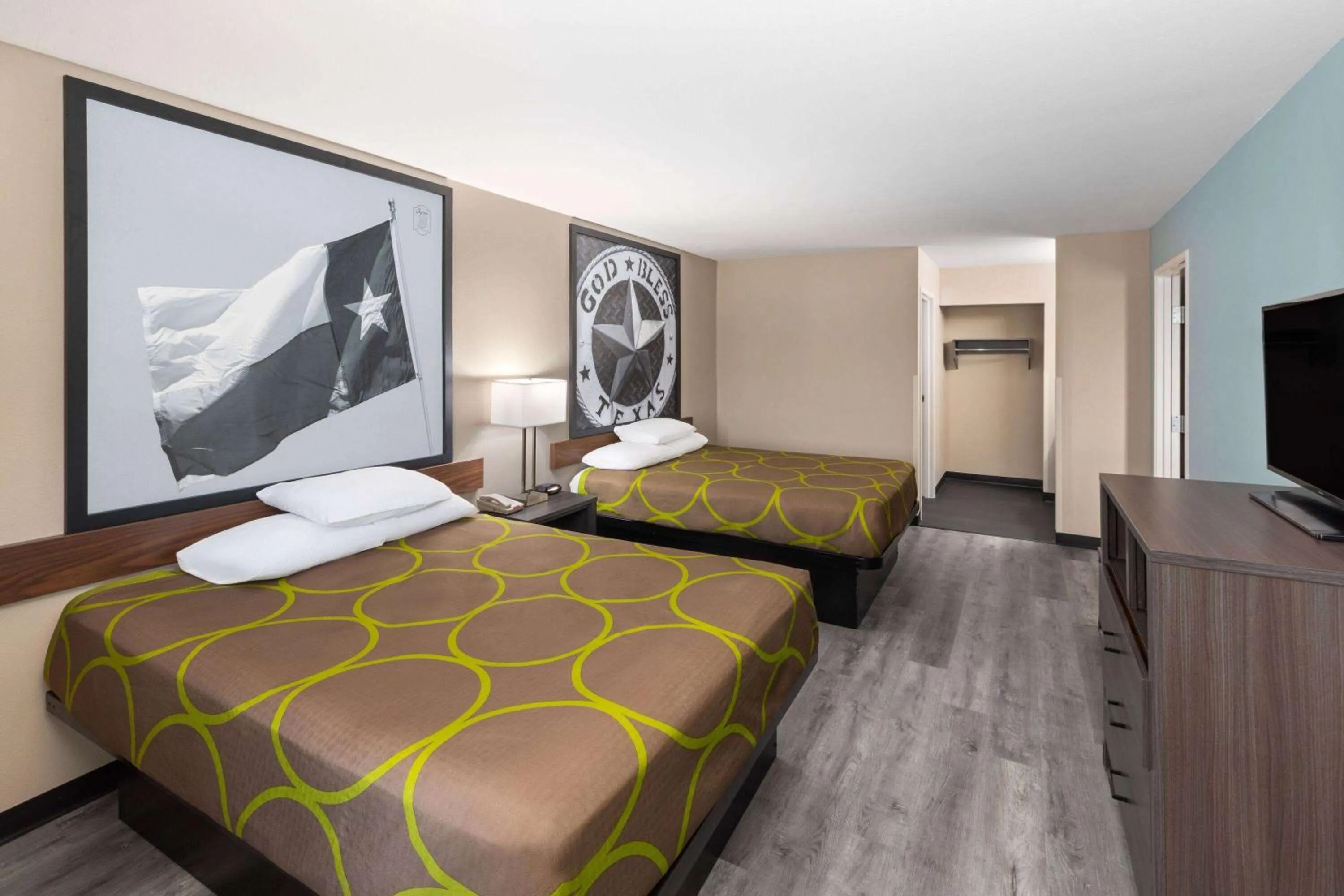 Photo of the whole room, Bed in Super 8 by Wyndham Lubbock West