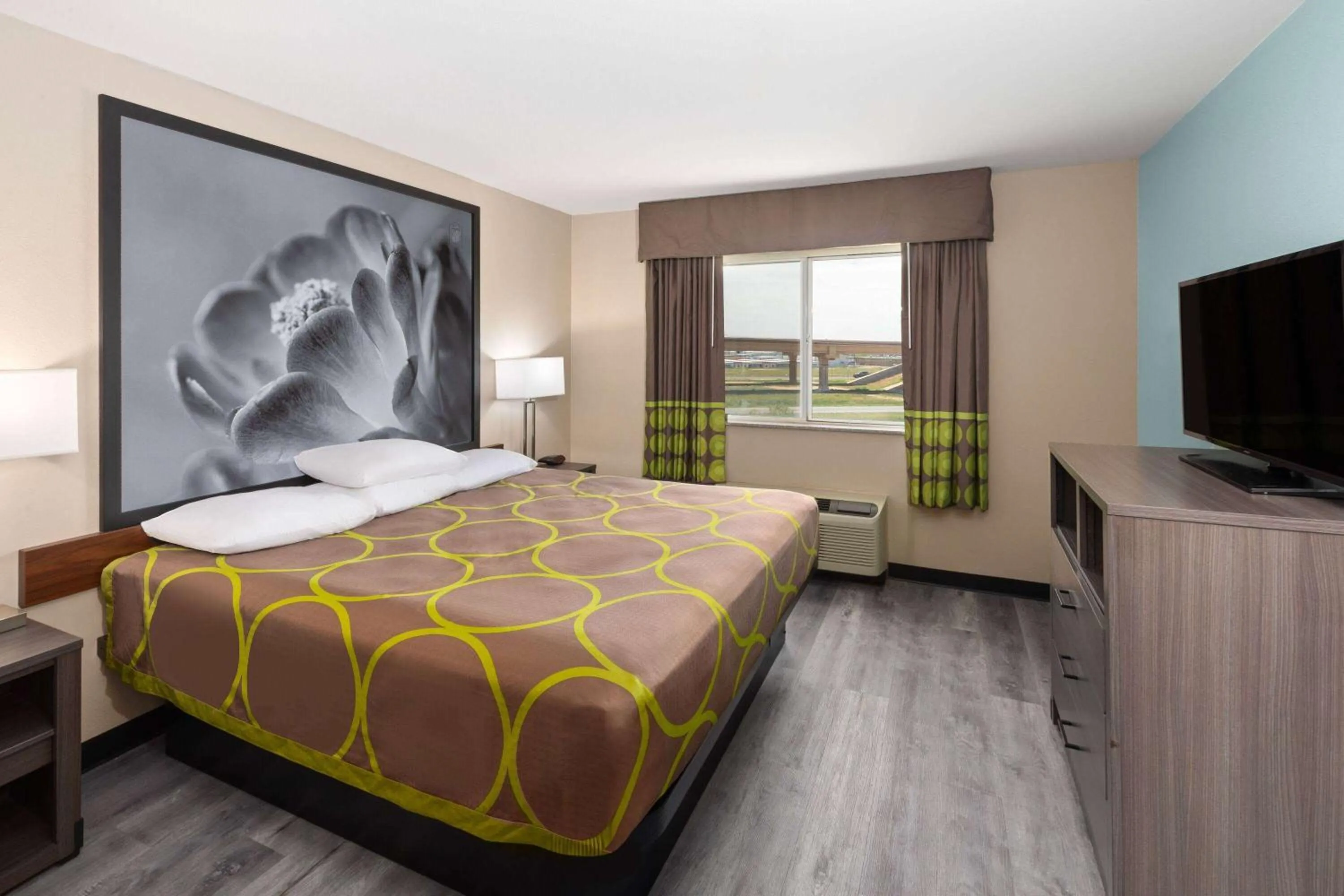 Photo of the whole room, Bed in Super 8 by Wyndham Lubbock West