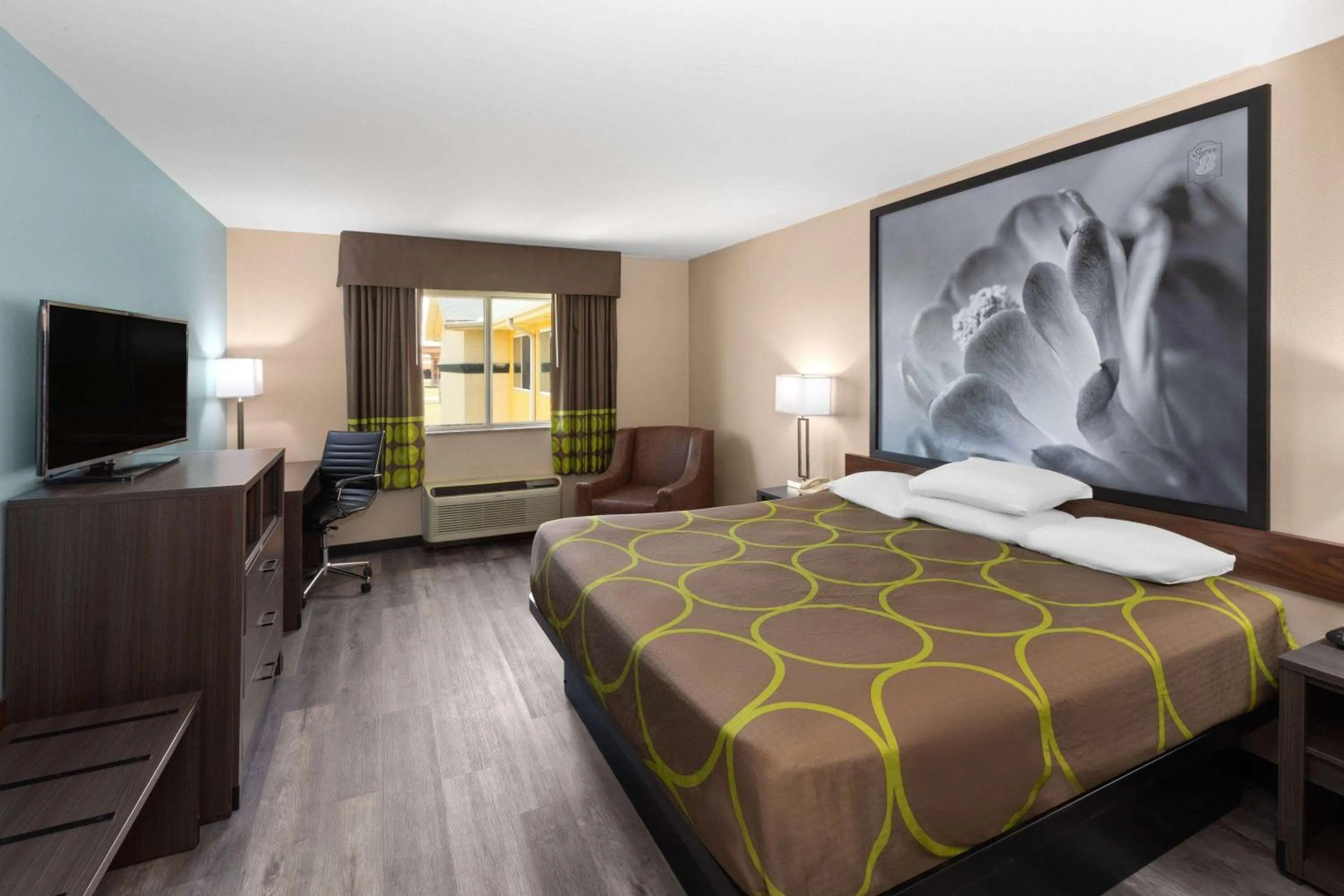 Photo of the whole room, Bed in Super 8 by Wyndham Lubbock West