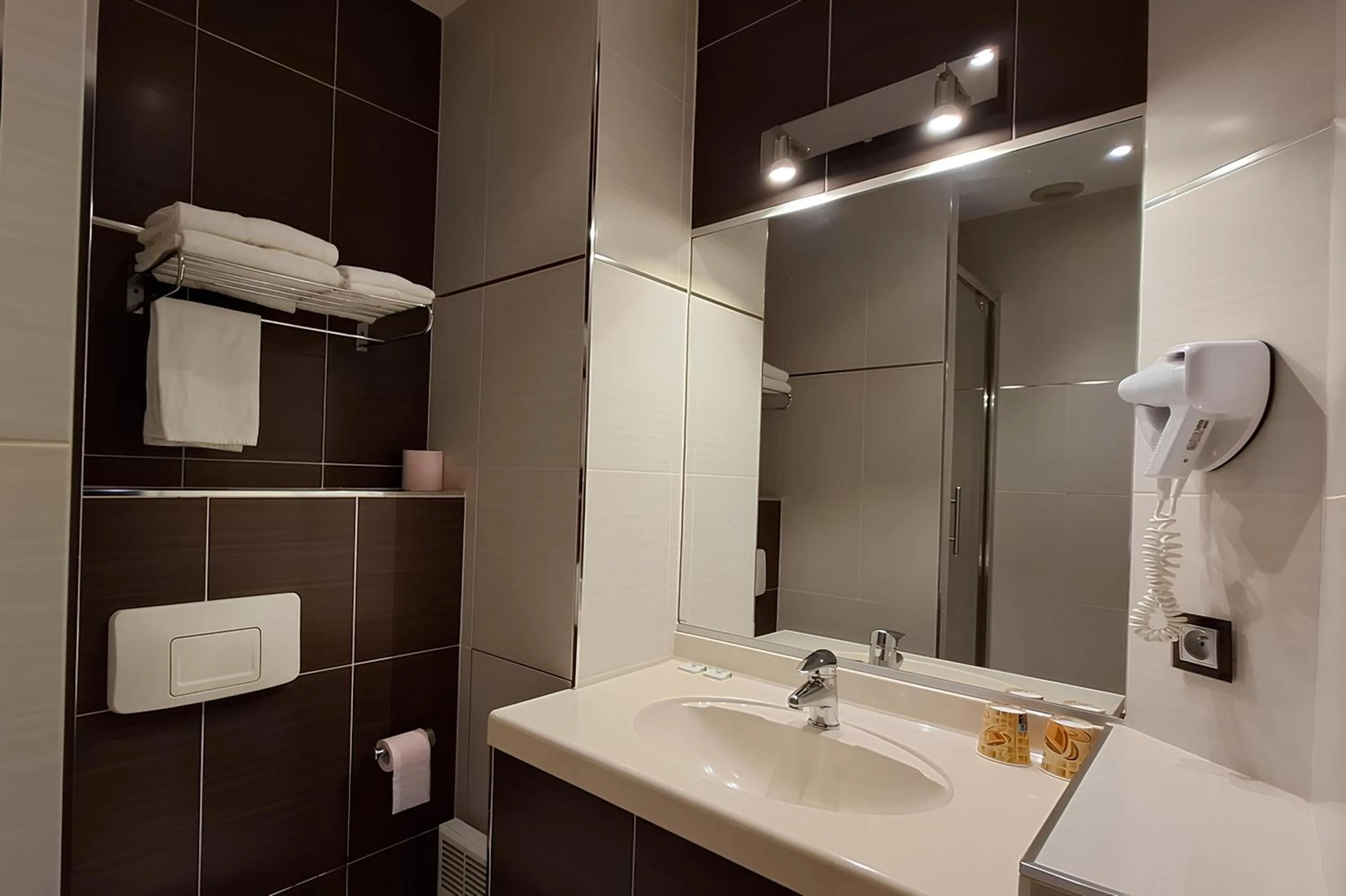 Shower in Hôtel Garabel