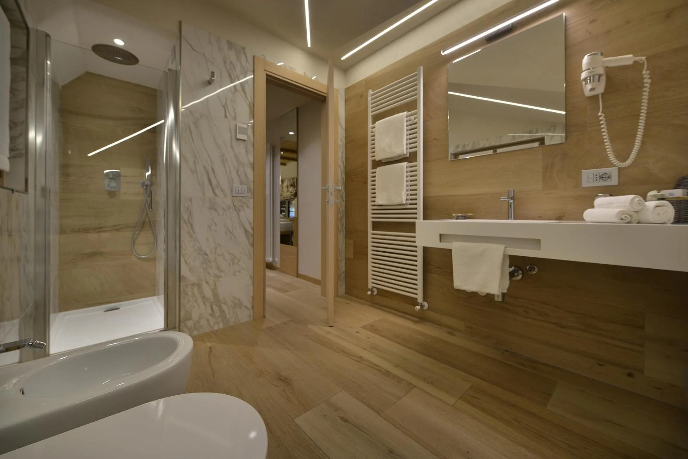 Shower in Hotel Compagnoni