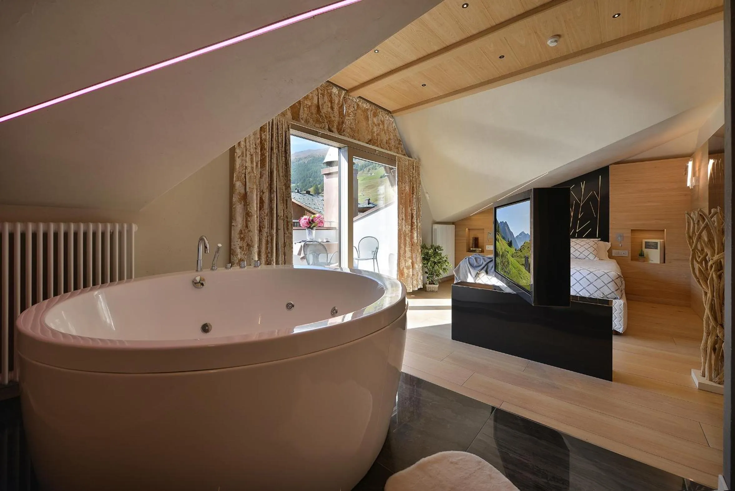 Hot Tub in Hotel Compagnoni