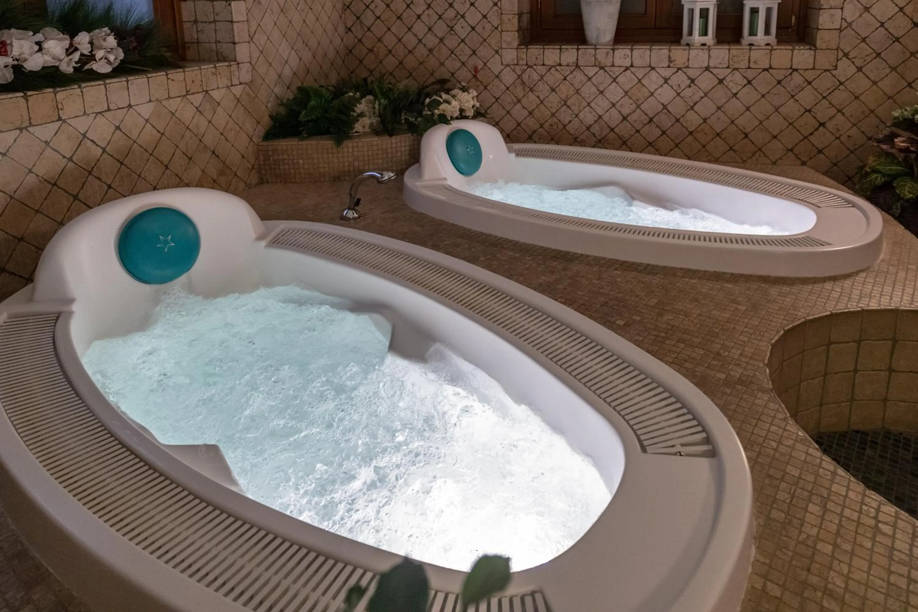 Hot Tub in Hotel Compagnoni
