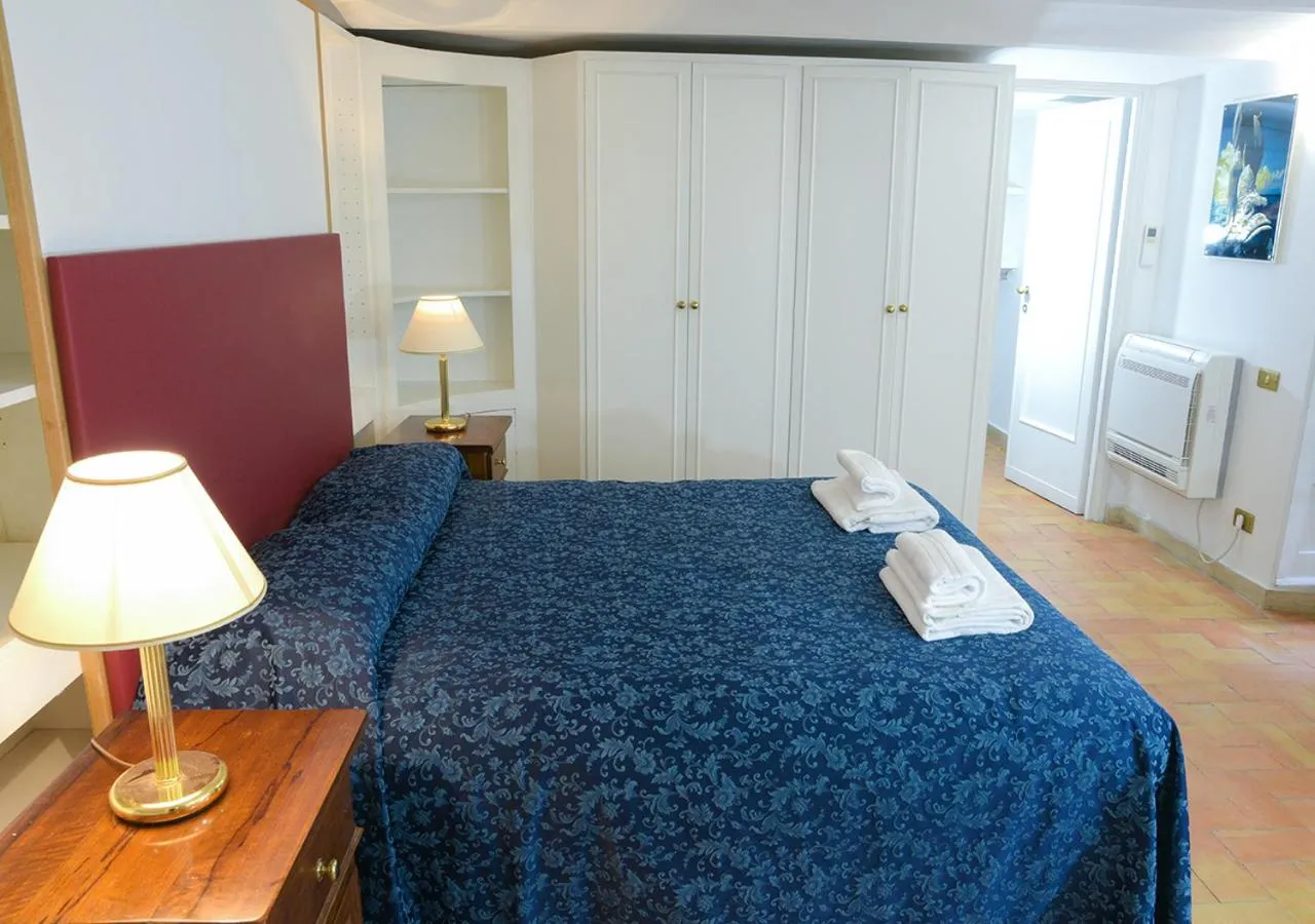 Bedroom, Bed in Farnese 48